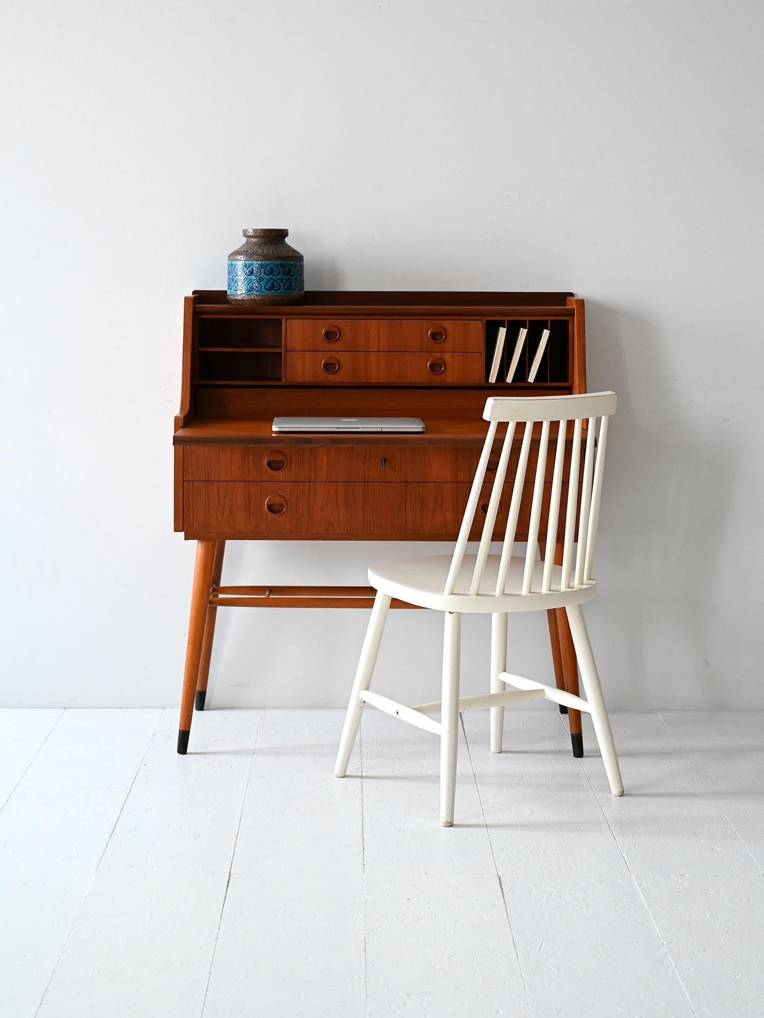 Sécretaire in teak prodotto da AB Bröderna Gustafssons. Struttura leggera, scrivania estraibile, vani e cassettini.

Secrétaire svedese in teak prodotto da AB Bröderna Gustafssons tra gli anni ’50 e ’60. La struttura, leggera e rialzata su gambe