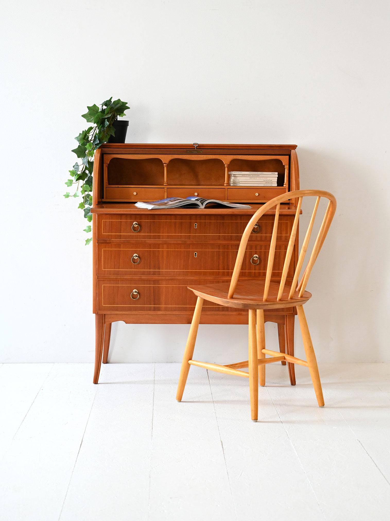 Secrétaire anni ’50 in teak con inserti in rovere, maniglie in ottone e ribalta con venatura geometrica.

Secrétaire scandinavo anni ’50 in teak con inserti in rovere e dettagli curati. La chiusura a rullo evidenzia un elegante gioco geometrico