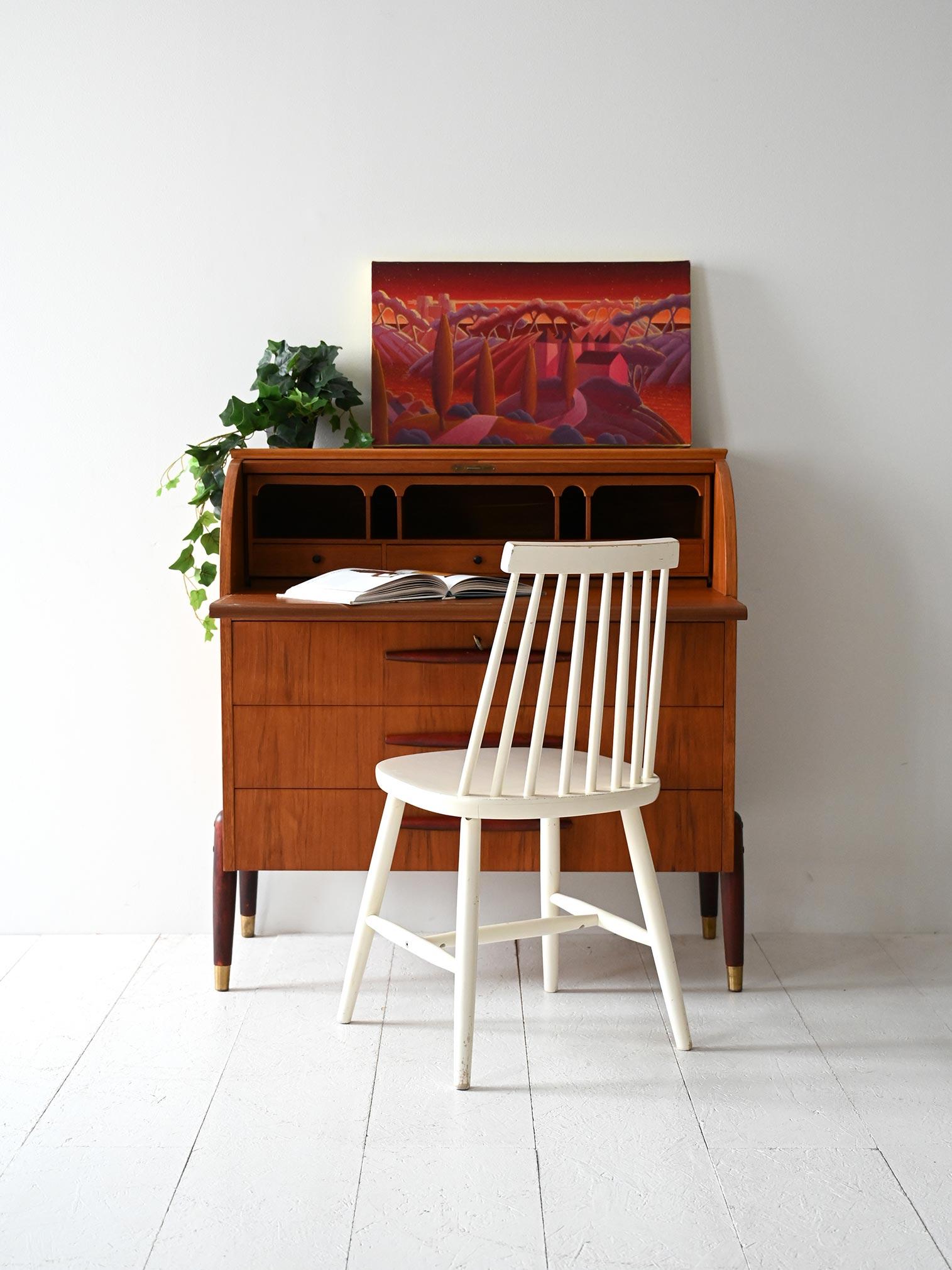 Secrétaire in teak con ribaltina, maniglie scolpite e gambe con verniciatura a contrasto e piedini in ottone.

Secrétaire scandinavo degli anni ’50/60 in teak, con struttura compatta e linee morbide. Le gambe affusolate in legno scuro con terminali
