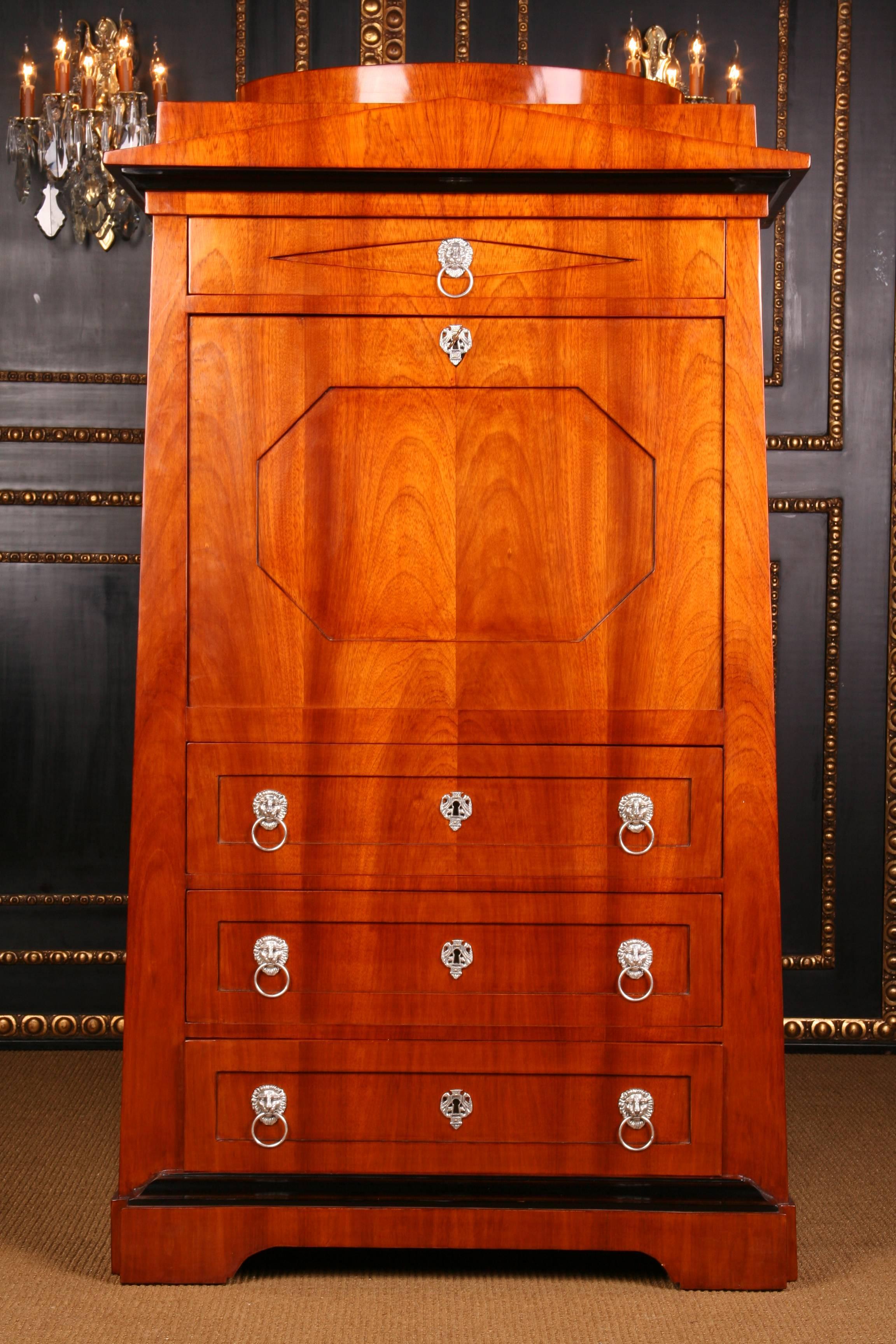 High quality rosewood veneer on solid conifers. Conical body on profile frames. Base in the front, between four drawers, straight flap with shield-shaped filling. Behind it is a richly divided compartmental division of a bent temple-shaped central