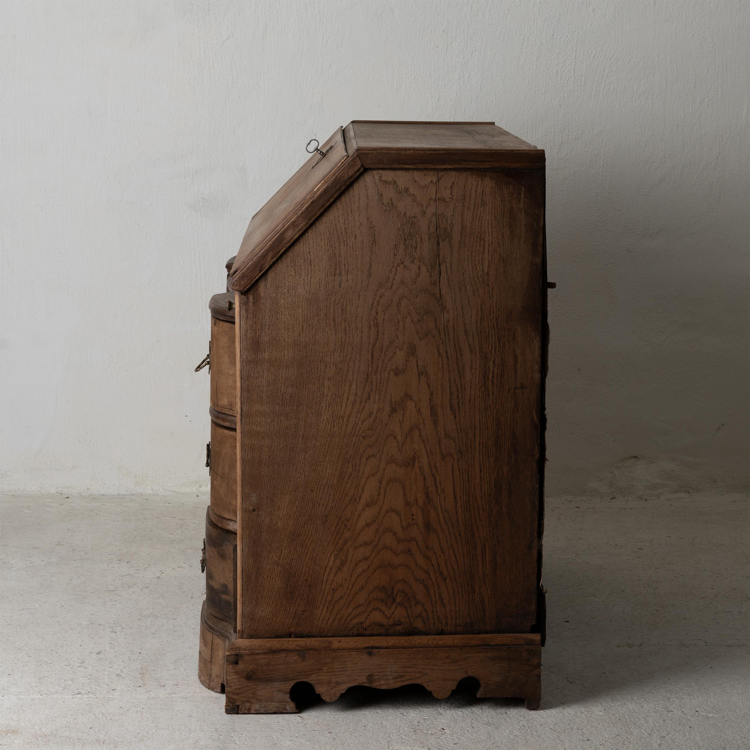 Una segretaria realizzata durante il periodo barocco 1650 - 1750 in Svezia. Realizzato in Oak. Tutto originale. Tre cassetti e interno superiore con cassetti e scomparti.