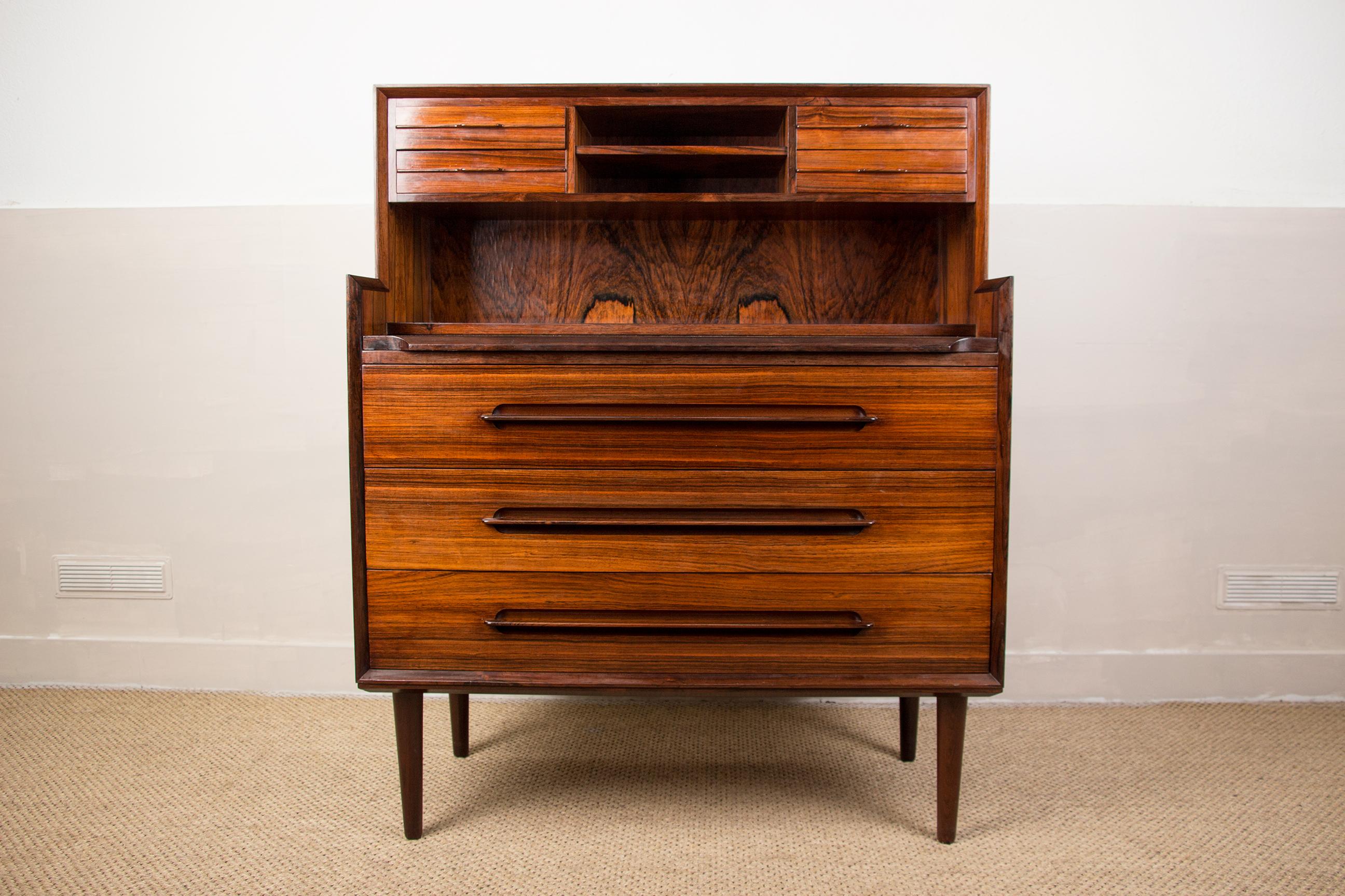 Superb Scandinavian secretary which presents, in its upper part, 4 small drawers, 2 small niches and a large niche, a retractable writing desk on its central part and 3 large drawers on the lower part. Splendid design furniture, sober and very