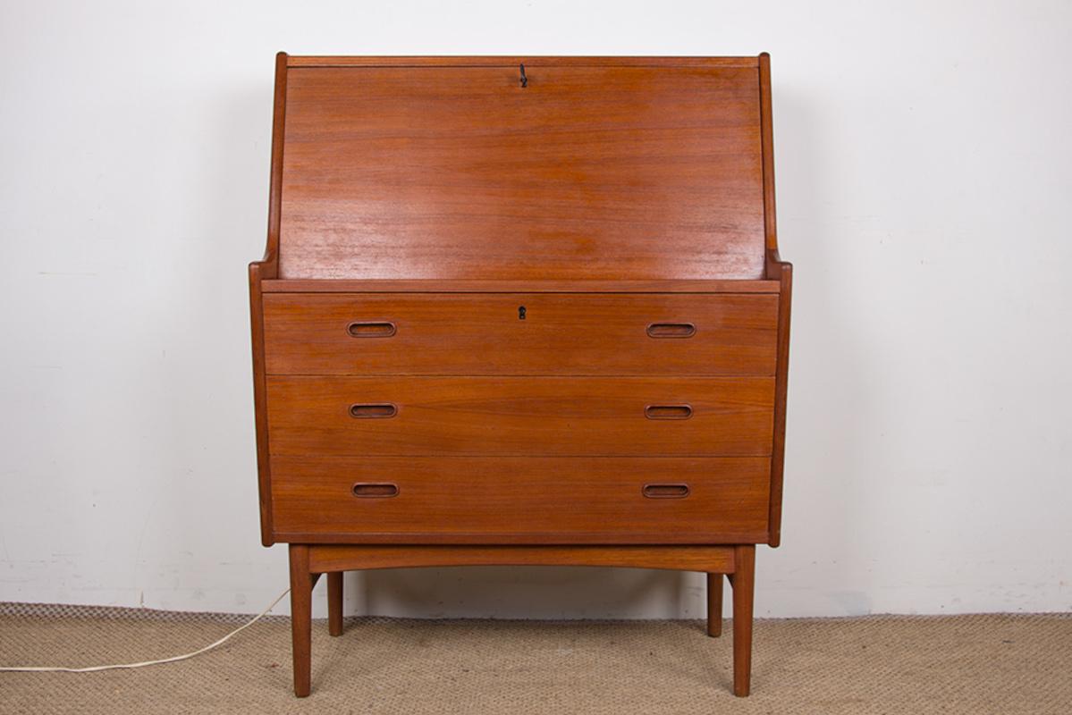 Segretaria molto carina, scriba, scandinava. 
3 grandi cassetti nella parte inferiore (il cassetto superiore si chiude con la chiave), un'anta pieghevole che funge da scrivania e si chiude con la chiave, si apre su 2 piccoli cassetti all'interno,