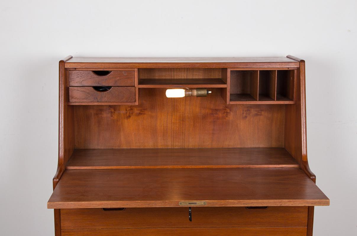 Metà XX secolo Segreteria, scrivania danese in teak modello 37 di Arne Wahl Iversen per Vinde Mobelfabrik in vendita