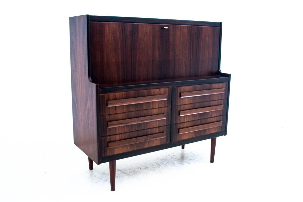 A unique writing desk made of rosewood. He comes from Denmark in the 1960s.
The Sigfred Omann project for Ølholm Møbelfabrik
Very good condition, after renovation.
Dimensions: H 115 cm / W 115 cm / D. 47 cm.