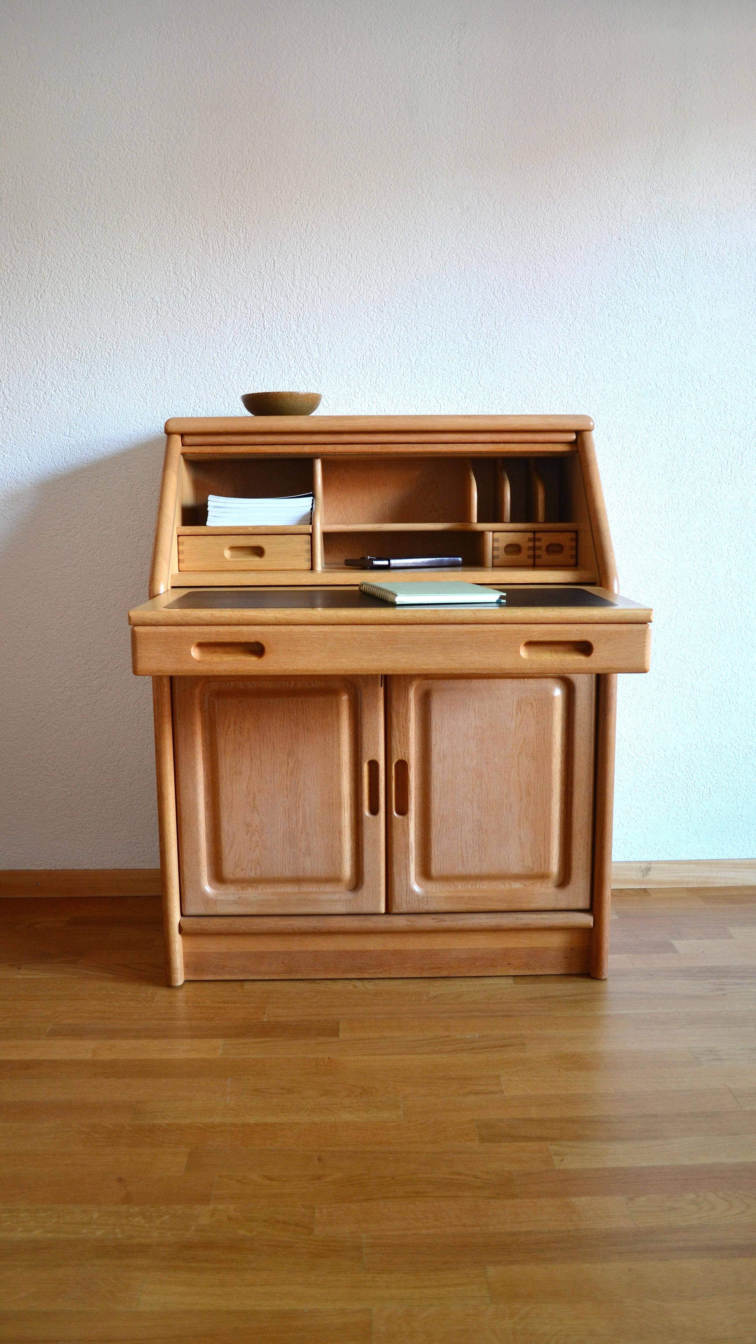 Secretary desk 1152M in solid oak, Dyrlund, Denmark, 1990's In Good Condition In La Tour-de-Peilz, CH