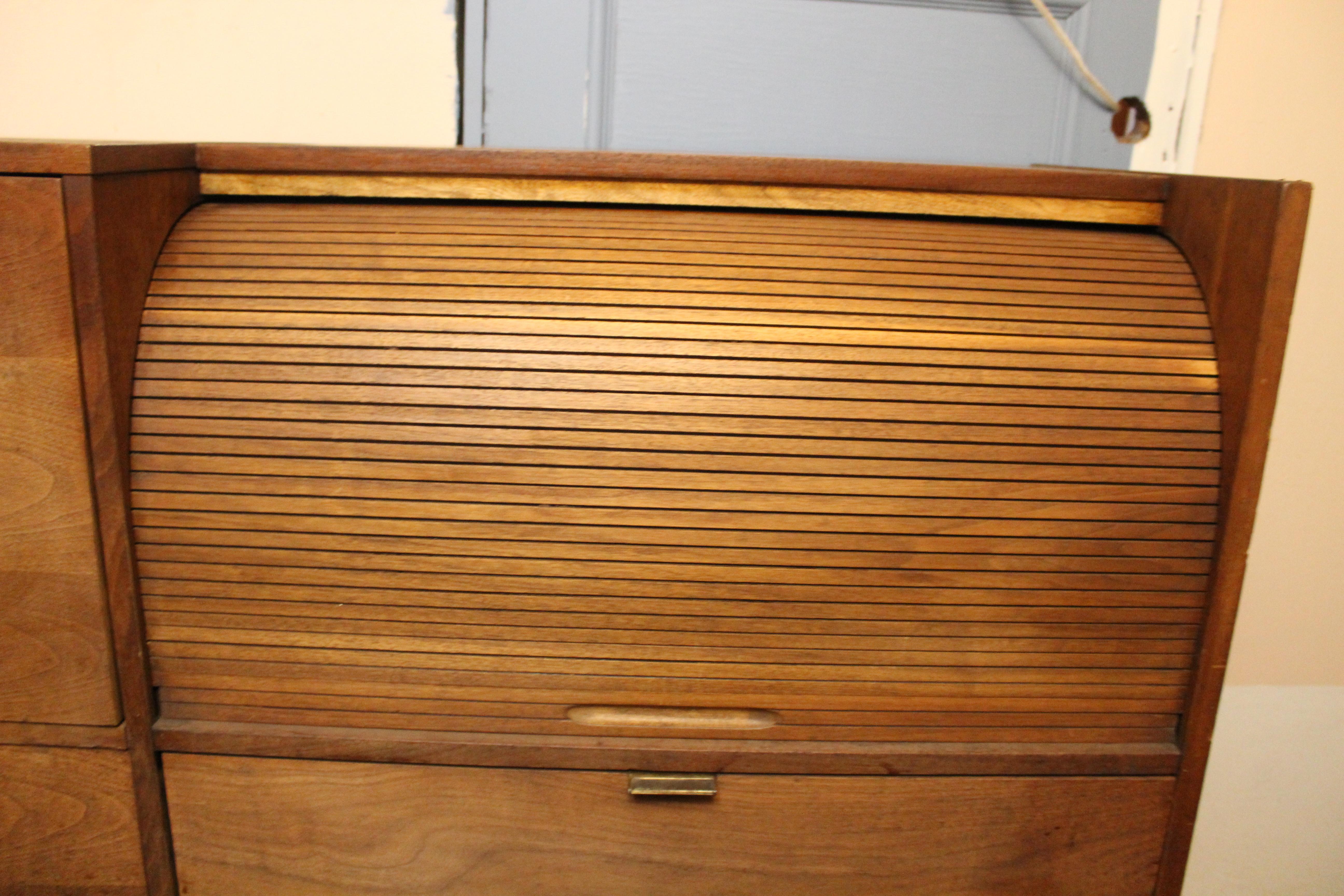 Dieses Möbelstück aus der Mitte des Jahrhunderts ist ein kombinierter Sekretär und Aktenschrank, der von Hooker Furniture für ihre 