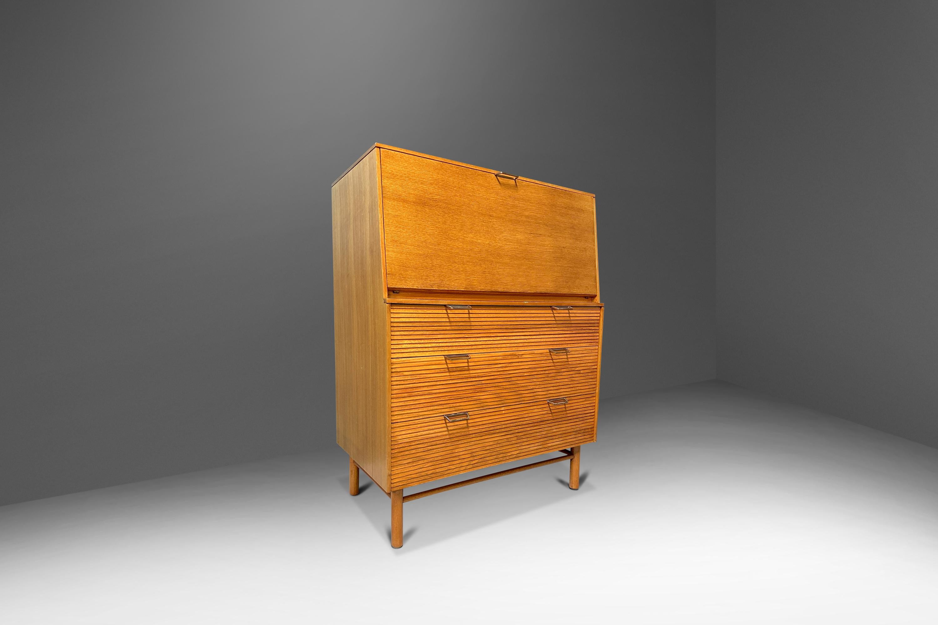 Ti presentiamo una versatile ed elegante scrivania e cassettiera in stile Mid-Century Modern disegnata da Raymond Loewy per Mengel. Questo mobile vintage degli anni '60 è caratterizzato da dettagli puliti in legno biondo, da tiranti in ottone e da