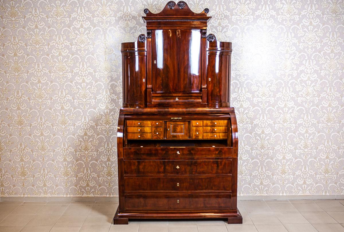 We present you a secretary desk made in mahogany and less noble wood veneered with pyramidal mahogany. Al is from the 1st half of the 19th century.
This piece of furniture is composed of a base and a high add-on unit.
There are three drawers in the