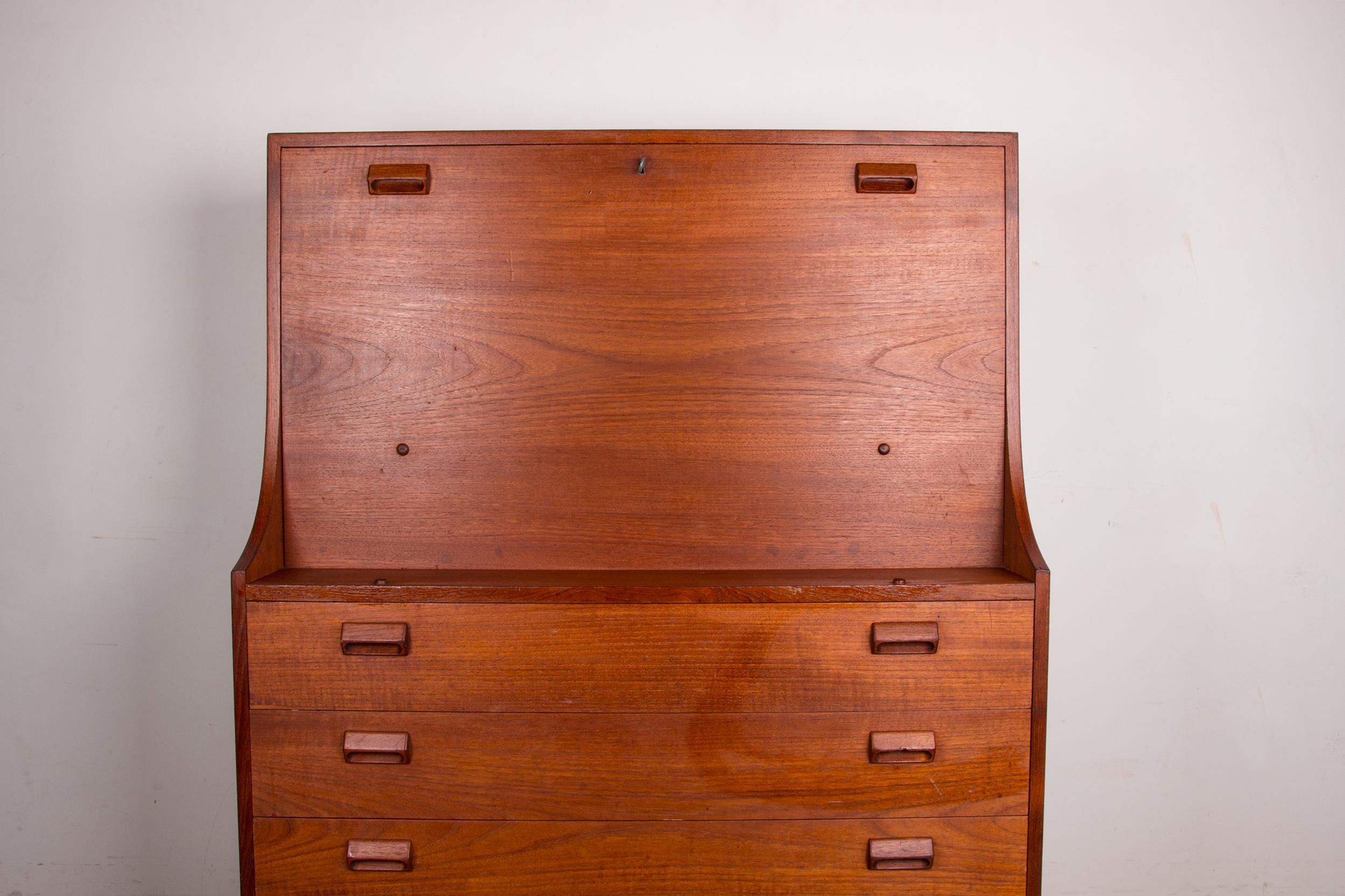 Splendida segretaria scandinava di grandi dimensioni. 4 grandi cassetti nella parte inferiore. Un ripiano richiudibile si ripiega per offrire un ampio spazio di lavoro. All'interno 2 cassetti, 2 scomparti orizzontali e 3 scomparti verticali per