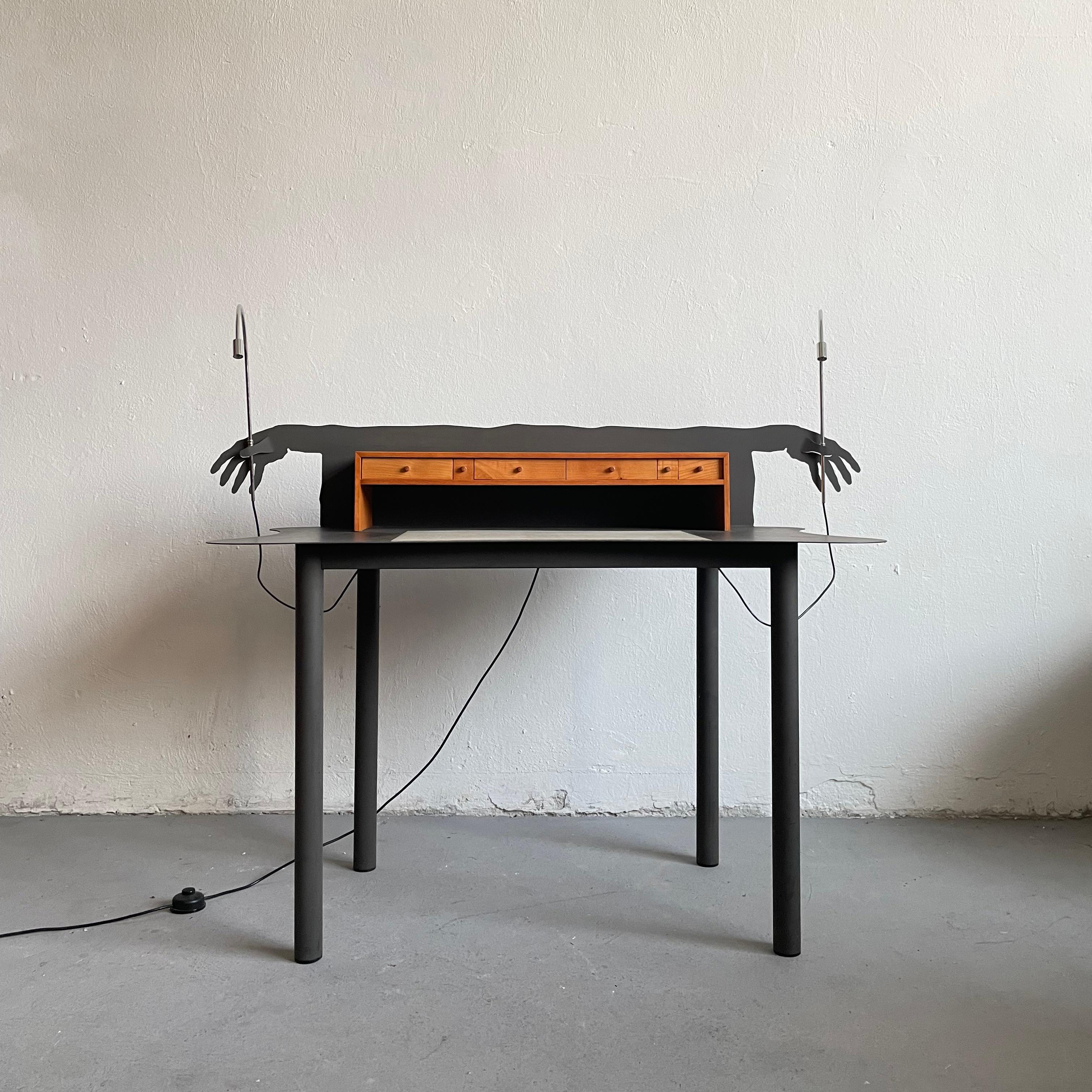 Postmodern anthropomorphic form secretary desk 'Entremanos' made of cut steel and wood

Stunning avant-garde sculptural surrealist design by Spanish artist Andrés Nagel for Spanish furniture maker Akaba, 1988 

The desk is in good vintage condition,