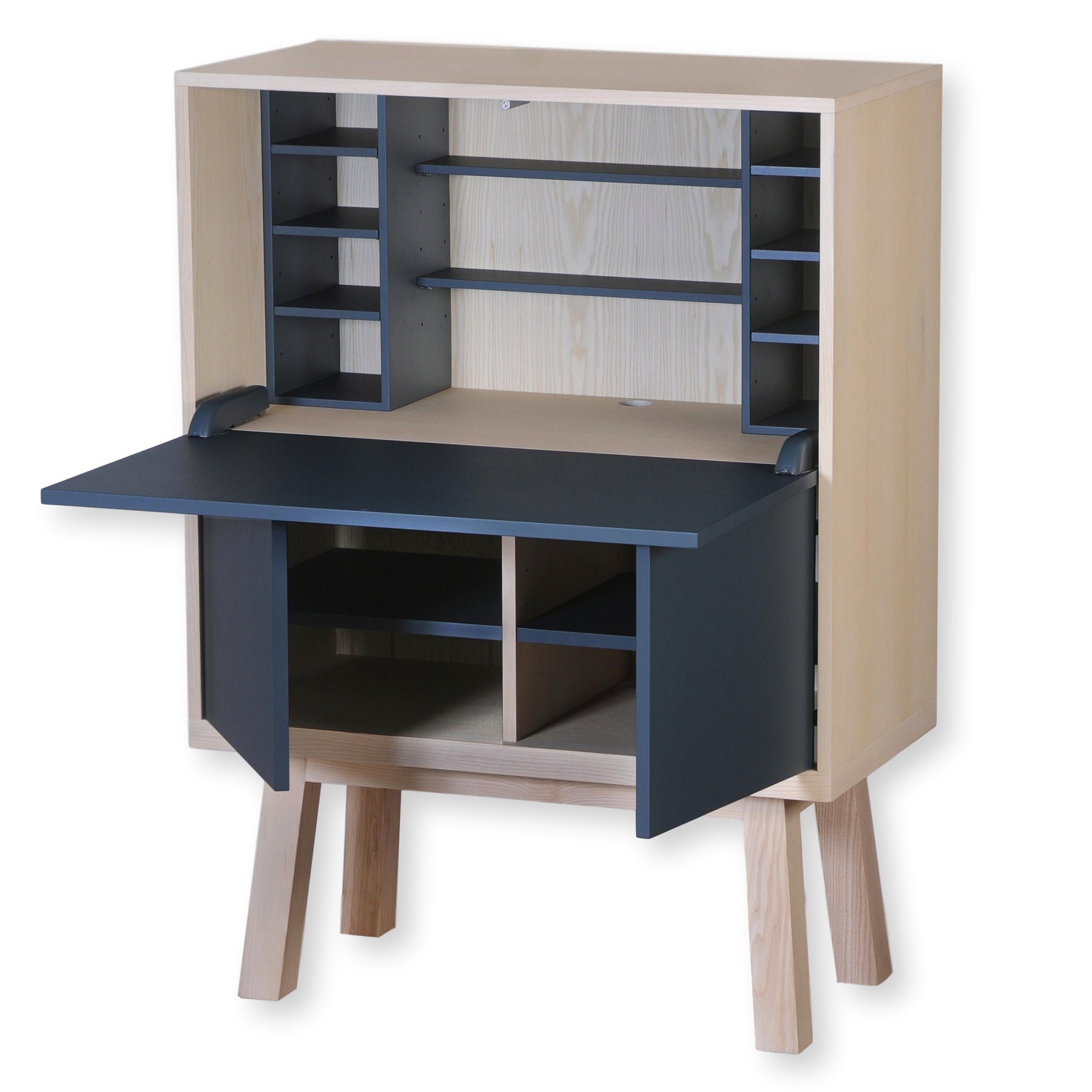 Fait main Bureau de secrétaire bleu foncé en bois, design scandinave d'Eric Gizard, Paris en vente