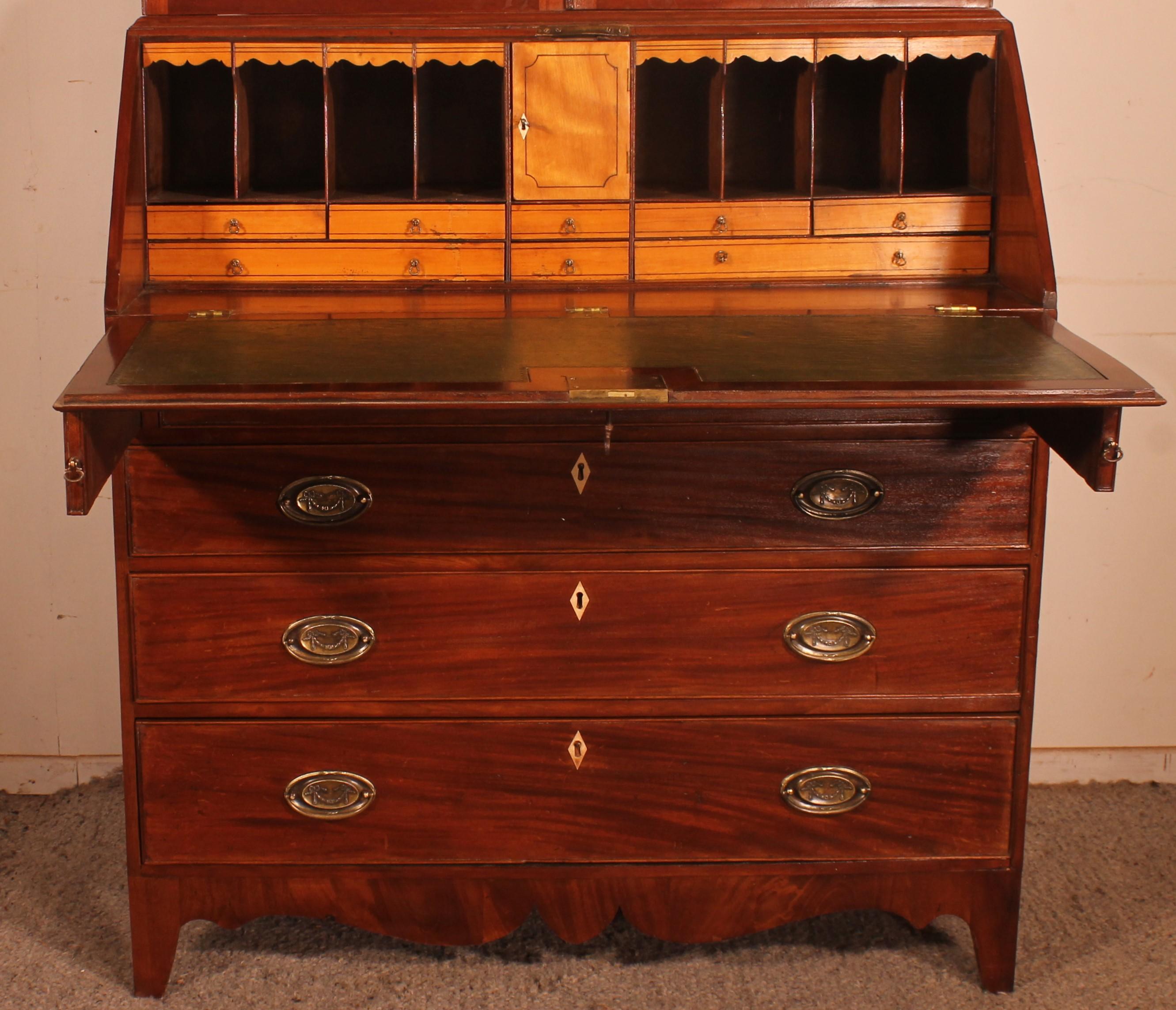Early Victorian Secretary from the Beginning of the 19th Century in Mahogany, England For Sale