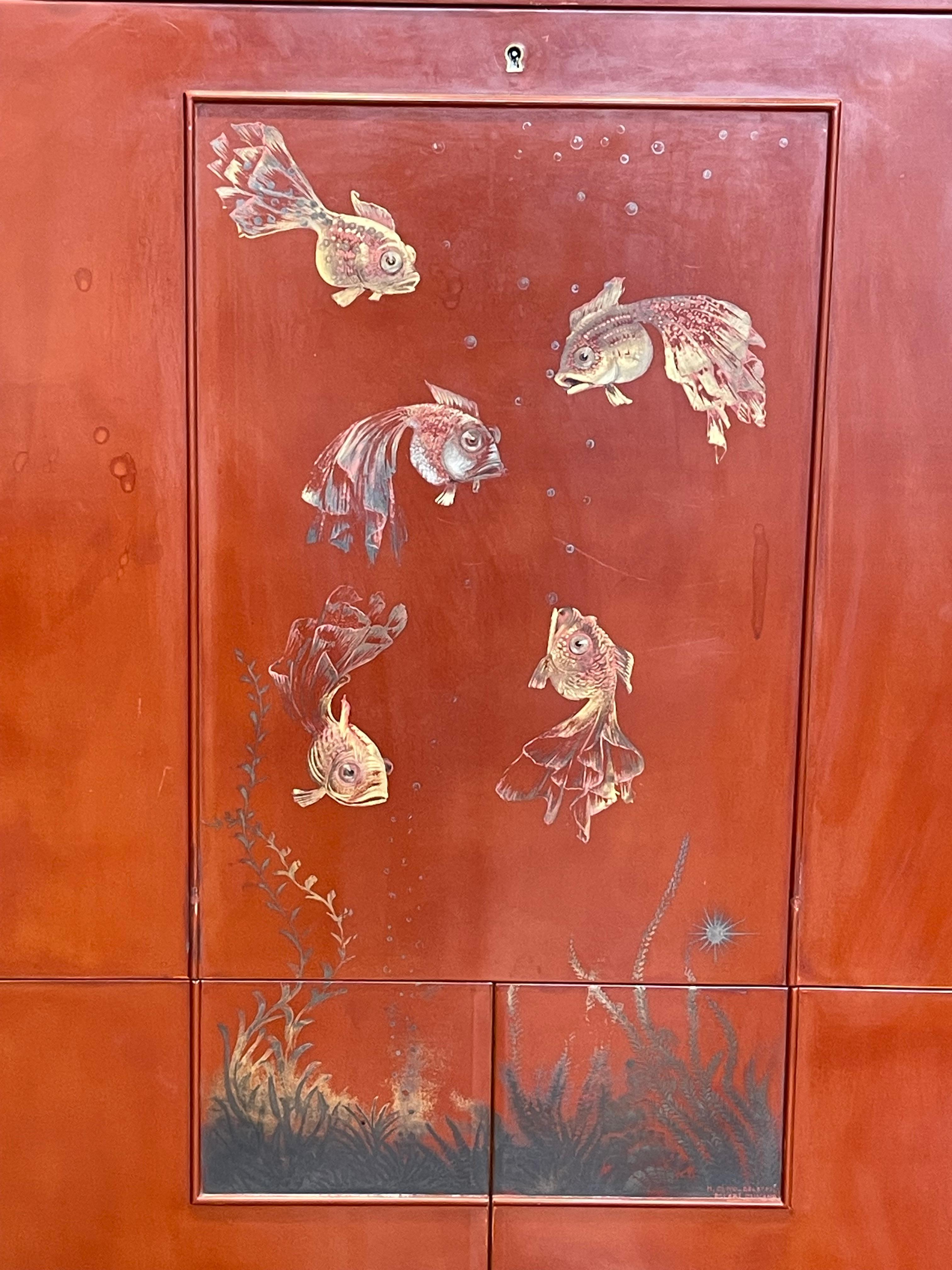Sekretär aus Pflaumenlack im Art déco-Stil  (Rahmen und Sockel) und Korallenlack (Fassade). Der Korpus ist viereckig und steht auf einem Sockel. Die untere Fassade öffnet sich mit zwei Türen, die von einem Flügel und einer Schublade überragt werden,