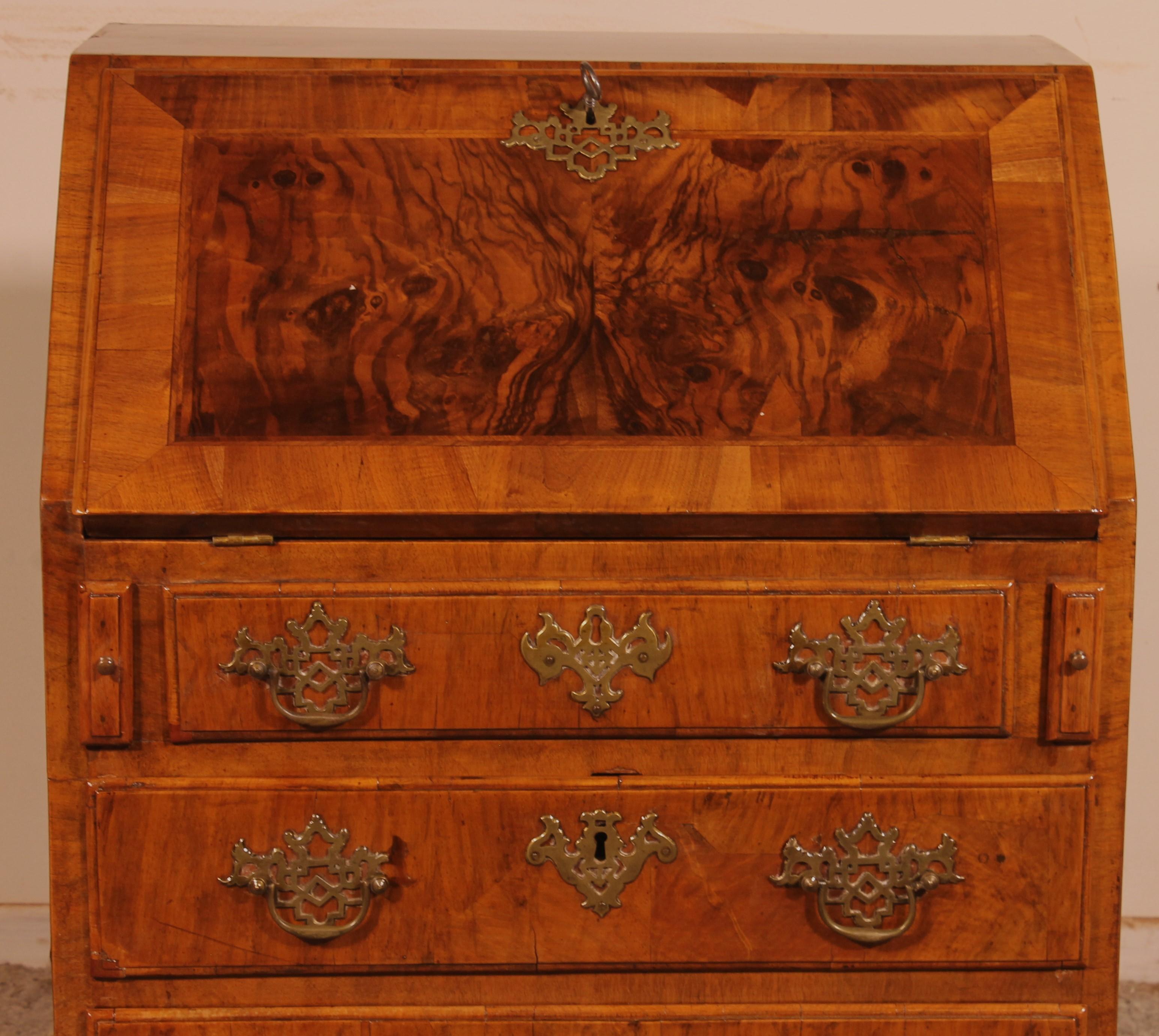 a fine Secretary in walnut and burr walnut from the 18th century

Very good quality and small English model
secretary composed of 3 drawers as well as a theater.
Entirely in walnut with a burr walnut flap. It is rare to find a walnut secretary
