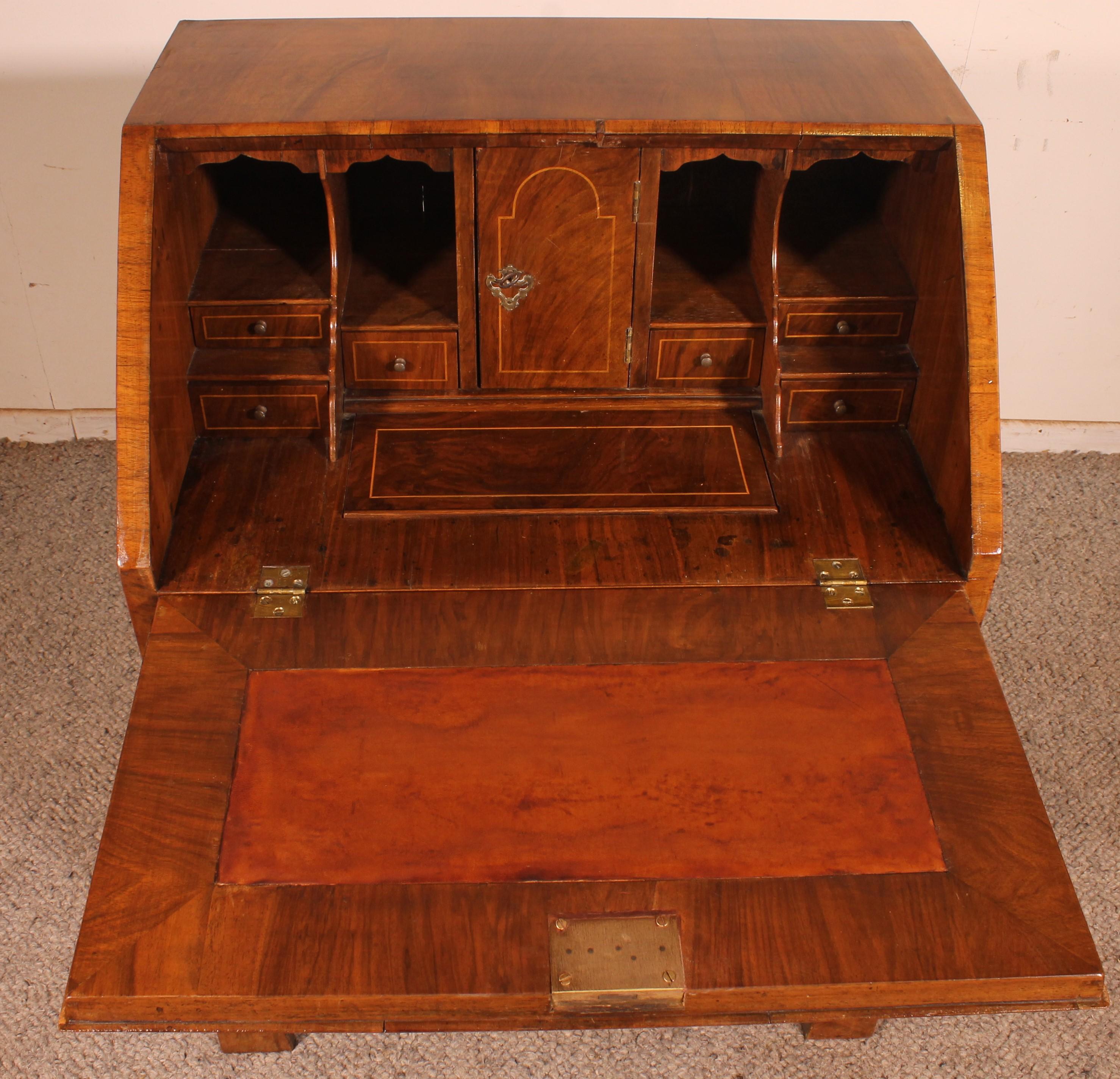 18th Century and Earlier Secretary In Walnut 18 ° Century For Sale