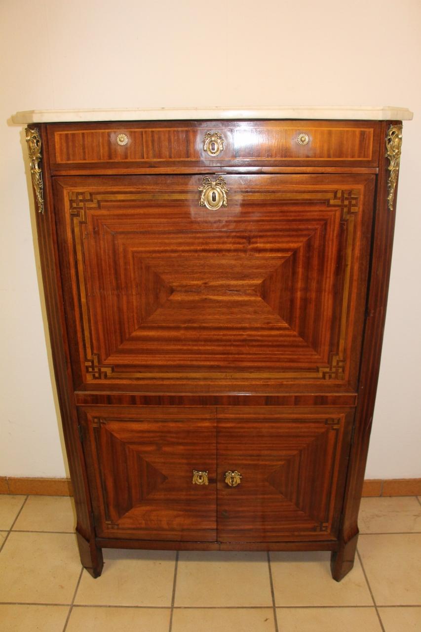 satin wood veneer secretary and inlaid nets, white marble top stamped Leonard Boudin (1735-1807) Louis XVI period, in good condition of house has small wear Simple laborer, Leonard Boudin poorly earned his life when l Cabinetmaker Migeon asked him,