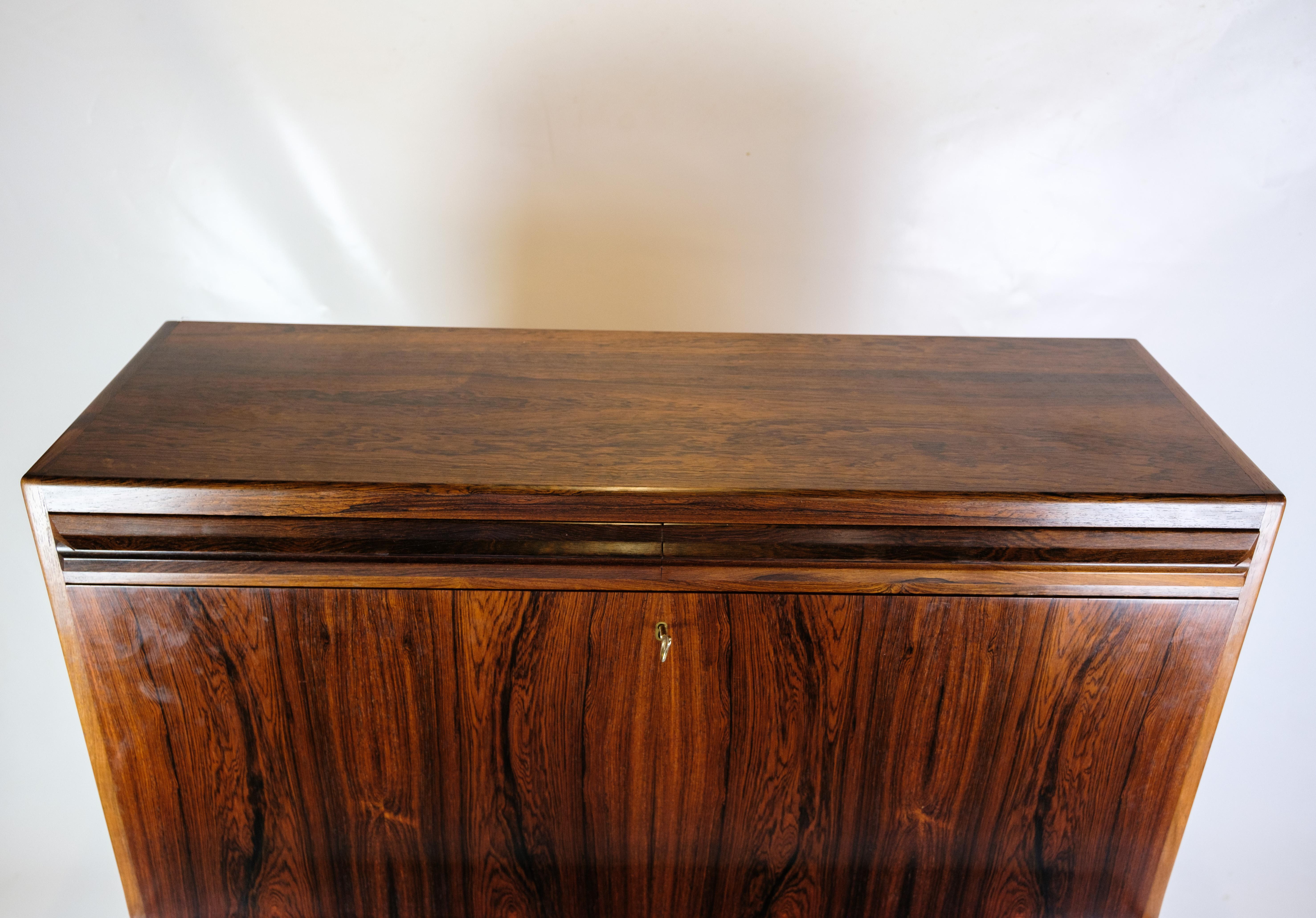 Segreteria in legno di palissandro, dal design danese degli anni '60.


Misure: H. H. 121 cm. L. 104 cm. P. 46 cm.