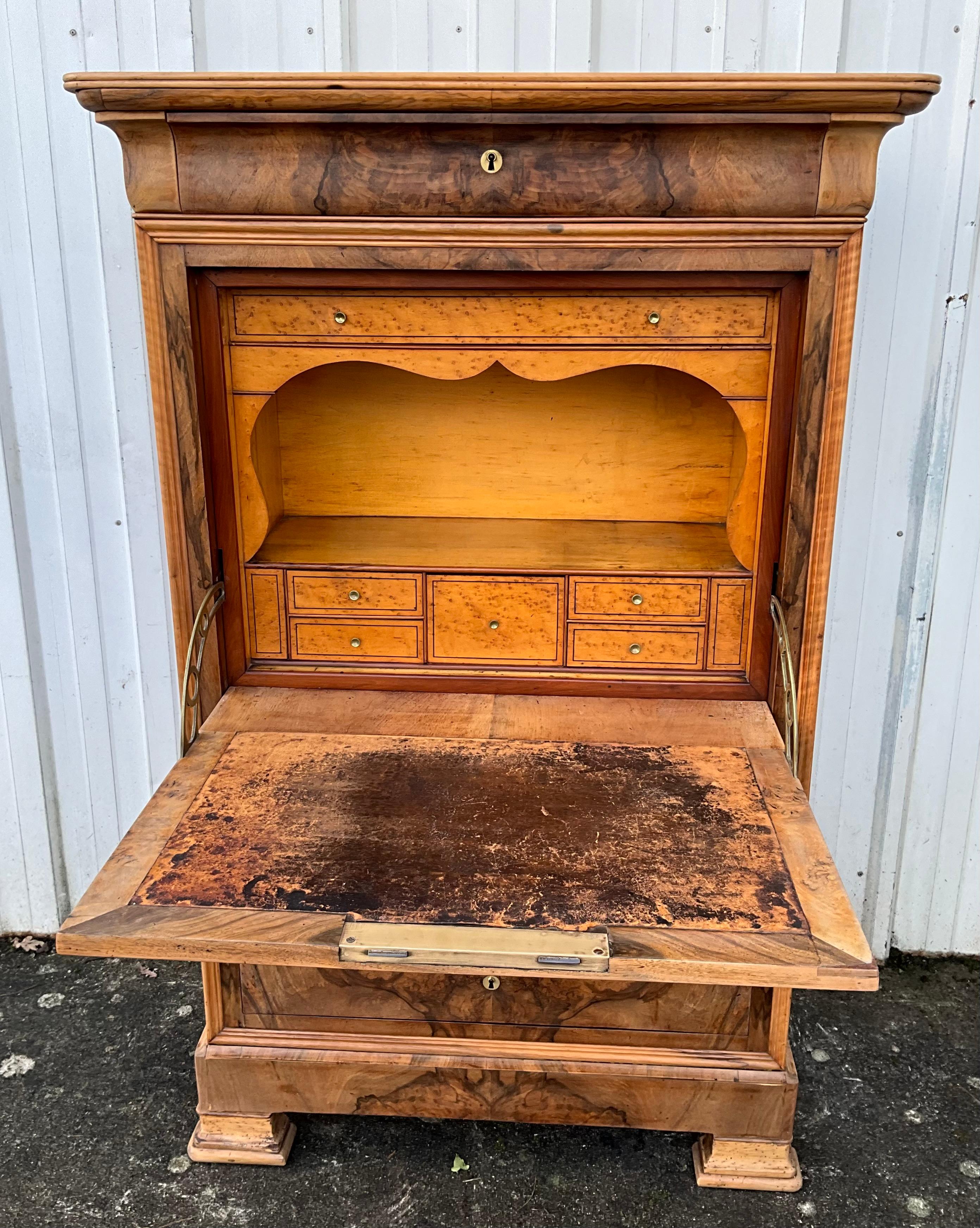 Secretary period Louis Philippe, mid 19th century, is in walnut bramble.

Walnut brambles are flamed because they have many aesthetic designs. These drawings have complex, highly contrasting patterns and intricate veins on a naturally dark