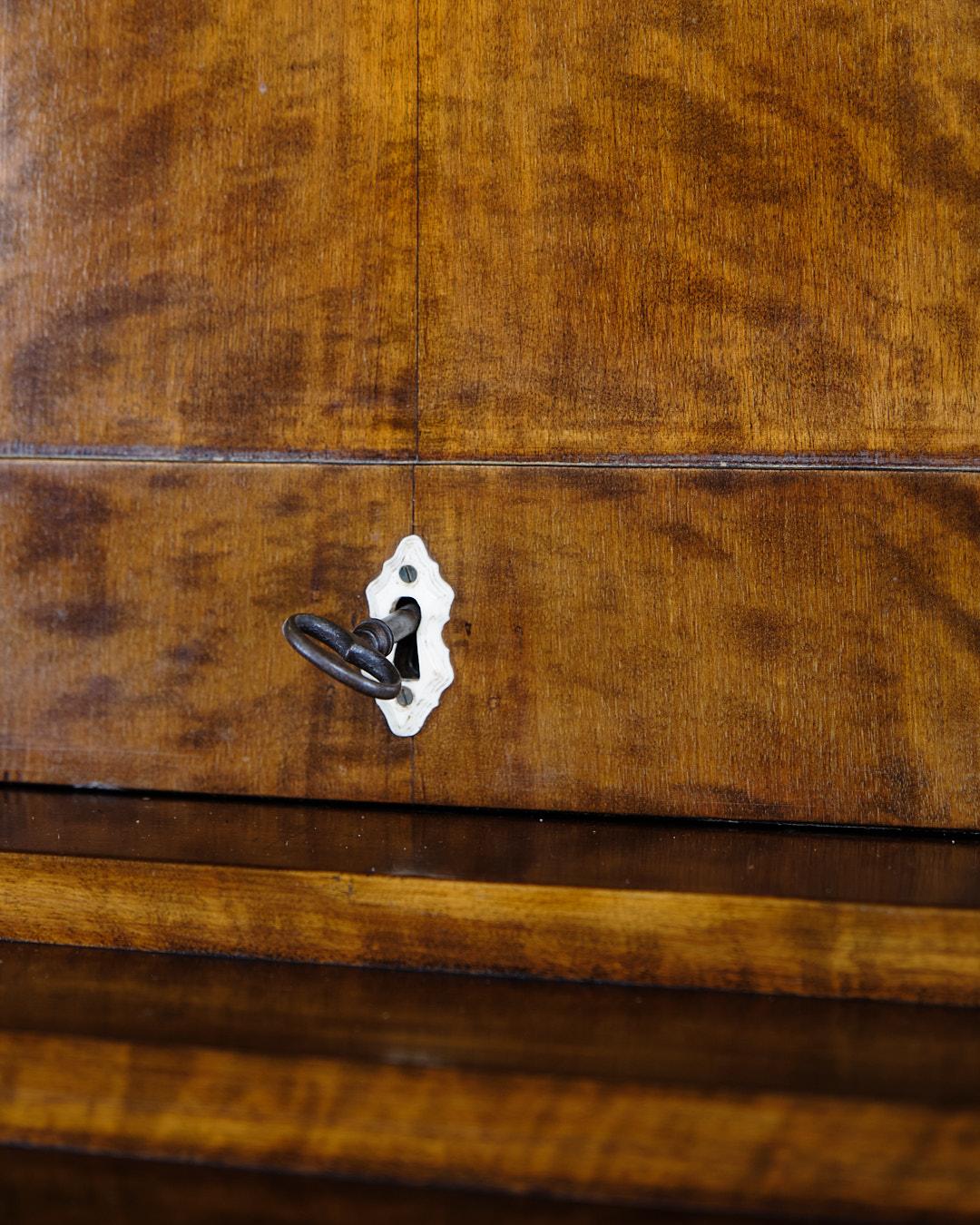 Segretaria con 2 cassetti in betulla lucidata a mano e intasia del 1840 in vendita 2