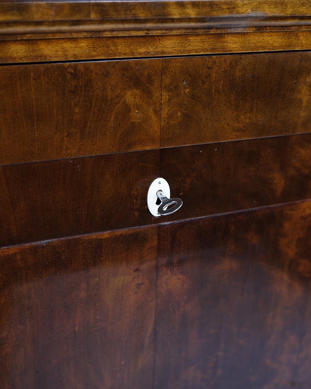 Segretaria con 2 cassetti in betulla lucidata a mano e intasia del 1840 in vendita 3