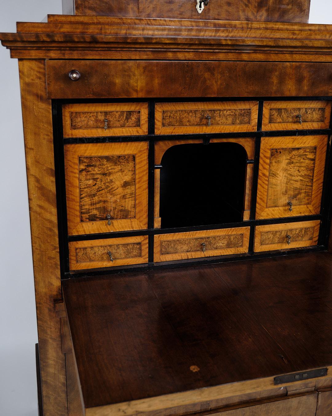 Antica segretaria degli anni '40 del XIX secolo, realizzata in legno di betulla lucidato a mano con bellissimi dettagli intarsiati. Il mobile è dotato di due cassetti e rappresenta un ottimo esempio di falegnameria classica del XIX secolo, in cui