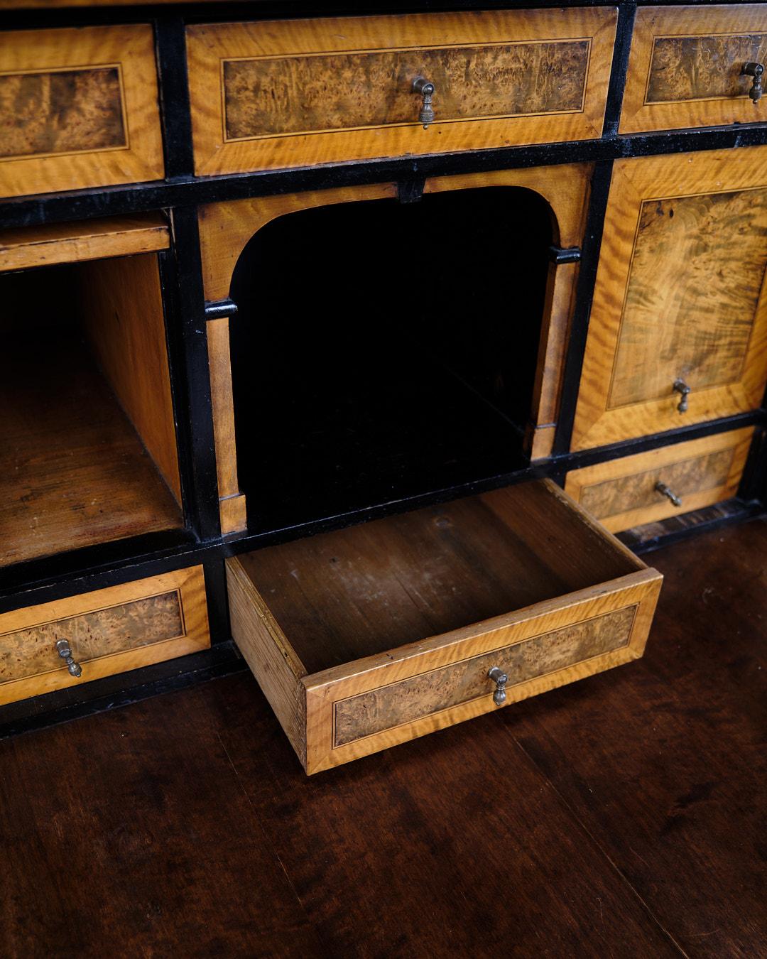 Danese Segretaria con 2 cassetti in betulla lucidata a mano e intasia del 1840 in vendita