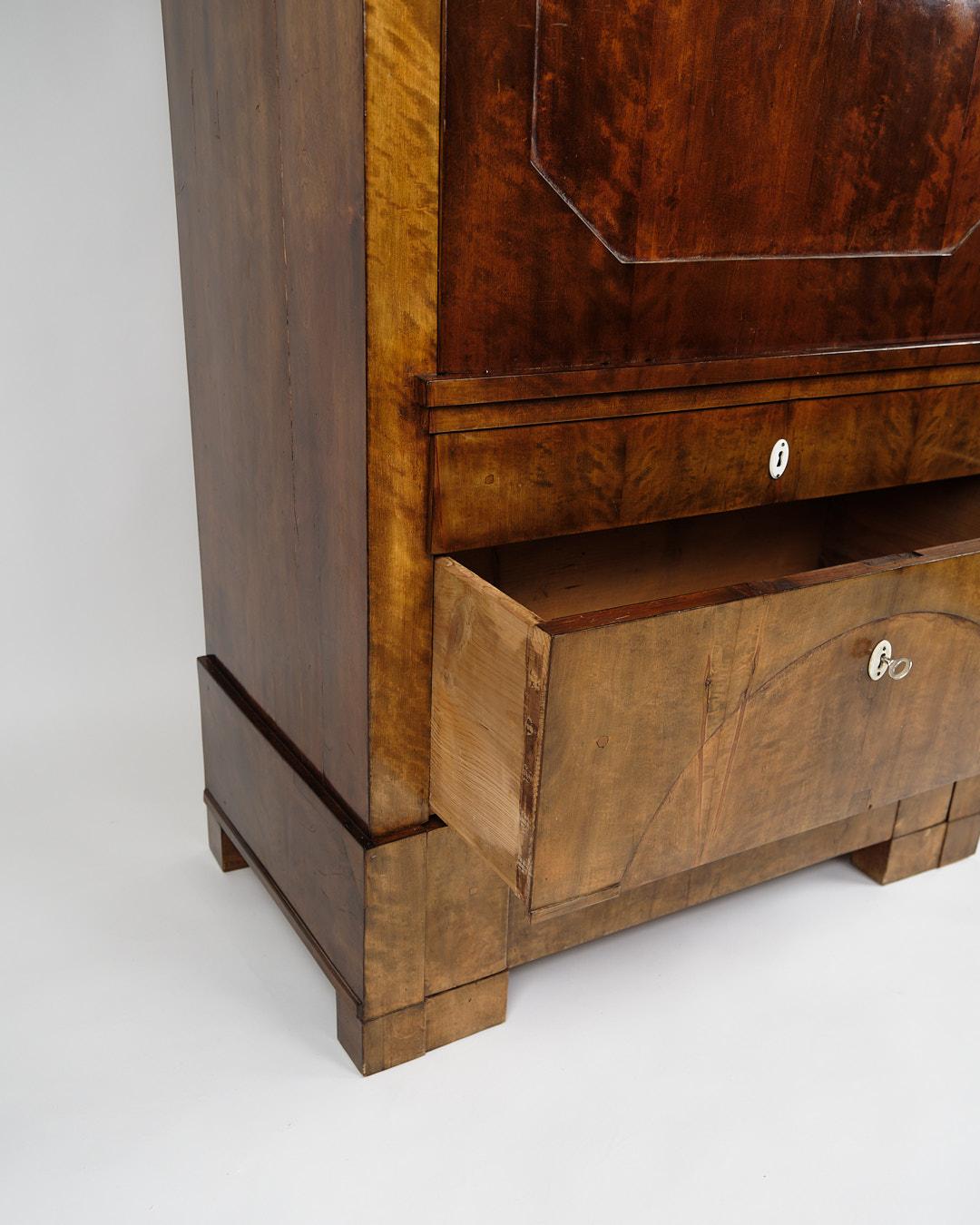 Segretaria con 2 cassetti in betulla lucidata a mano e intasia del 1840 In condizioni buone in vendita a Lejre, DK