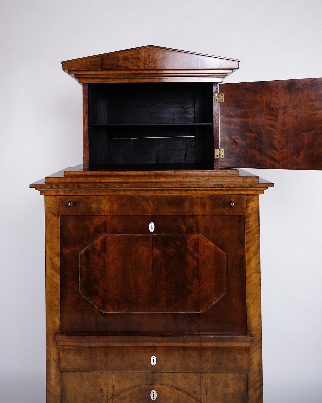 Metà XIX secolo Segretaria con 2 cassetti in betulla lucidata a mano e intasia del 1840 in vendita