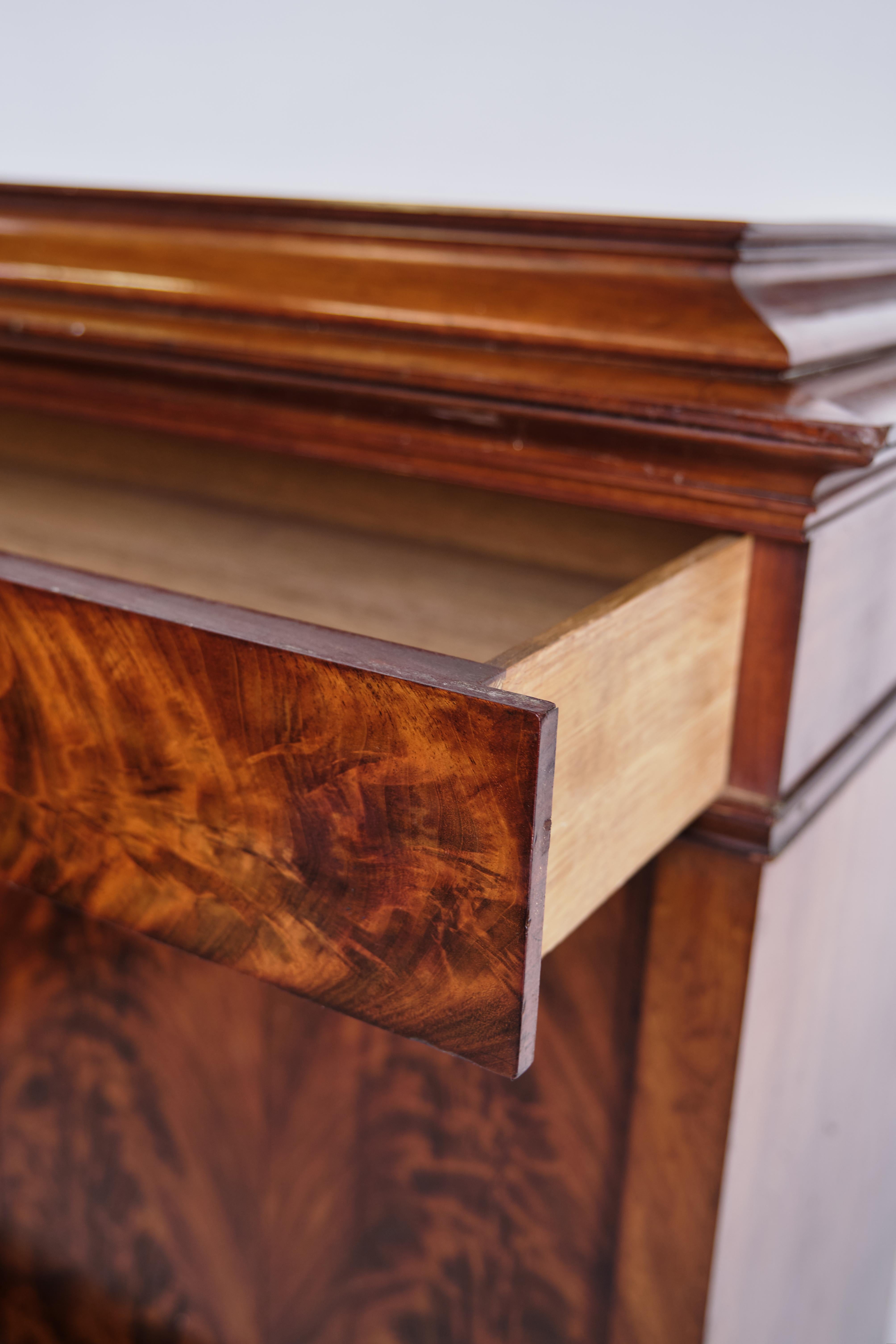 Segretaria a quattro cassetti in mogano con struttura ad intarsio e fiamma in vendita 3