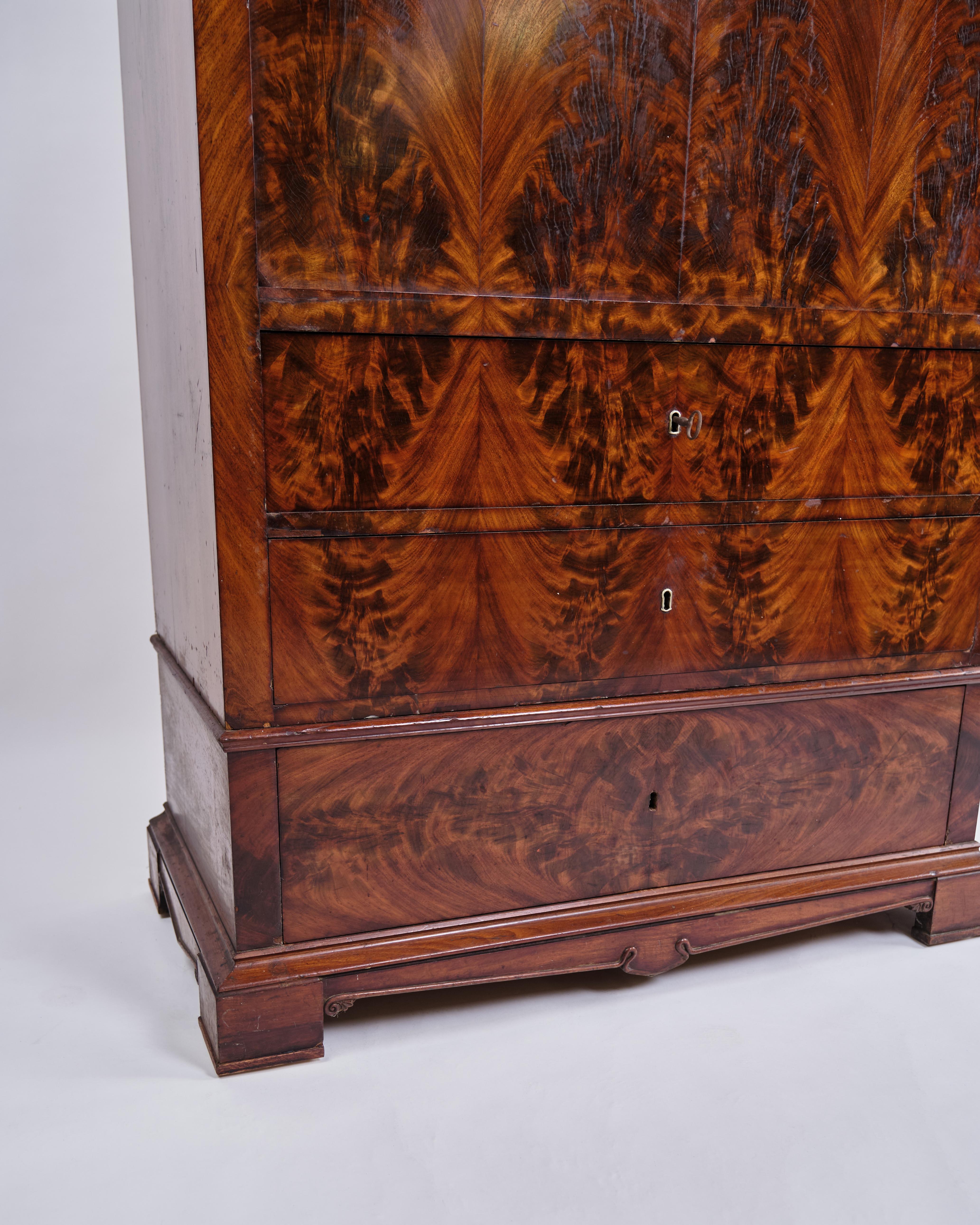 Segretaria a quattro cassetti in mogano con struttura ad intarsio e fiamma in vendita 4
