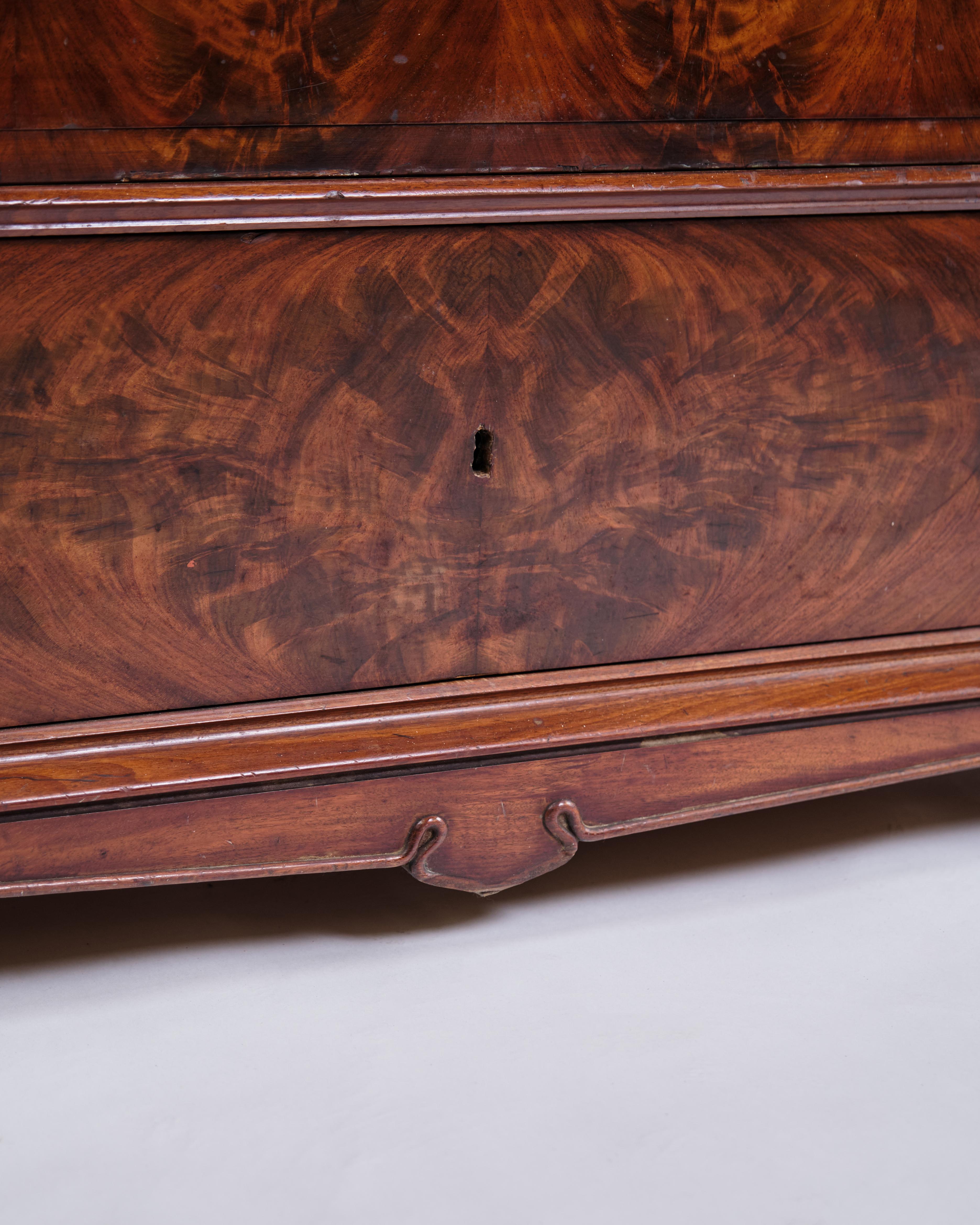 Segretaria a quattro cassetti in mogano con struttura ad intarsio e fiamma in vendita 5