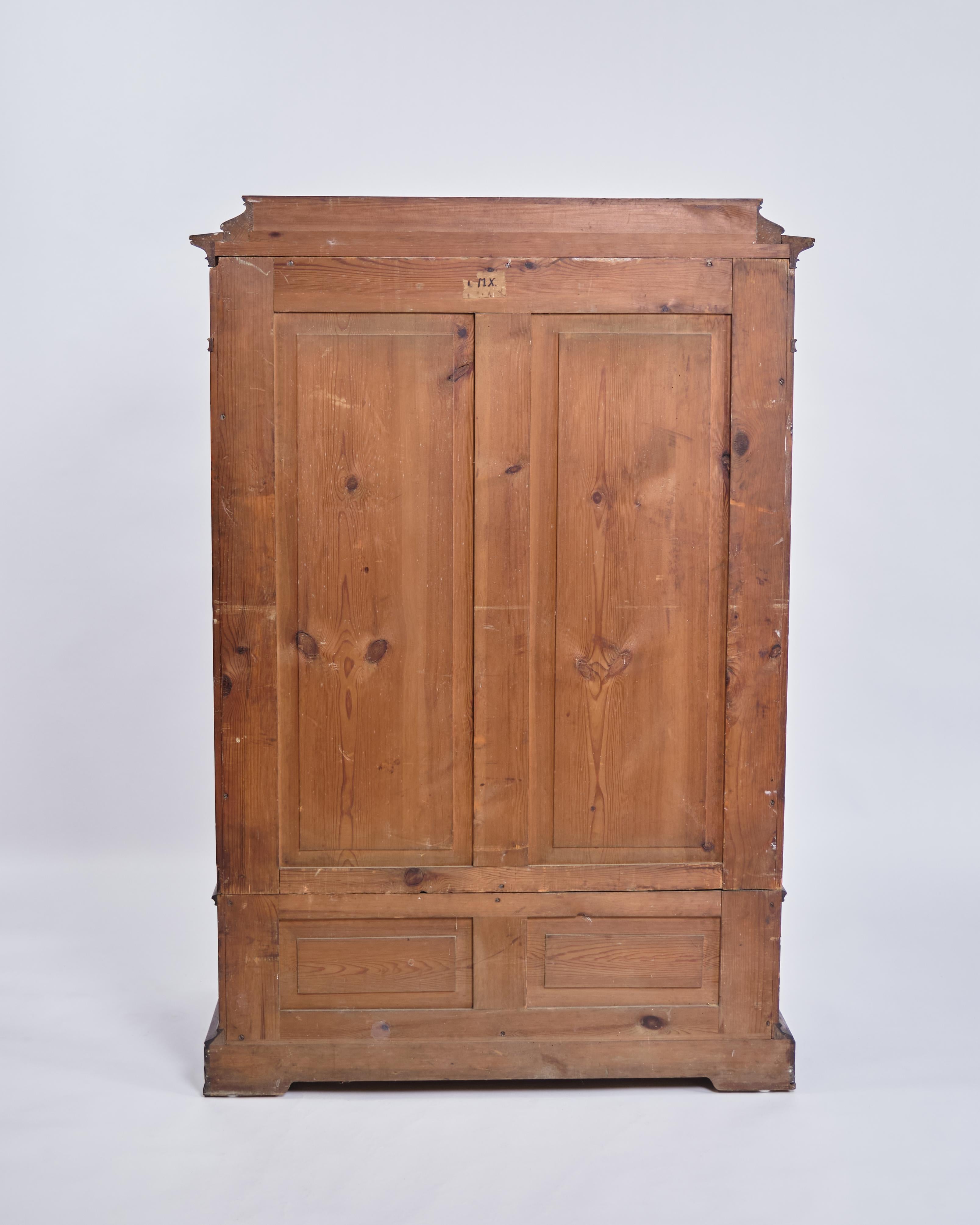 Segretaria a quattro cassetti in mogano con struttura ad intarsio e fiamma in vendita 6