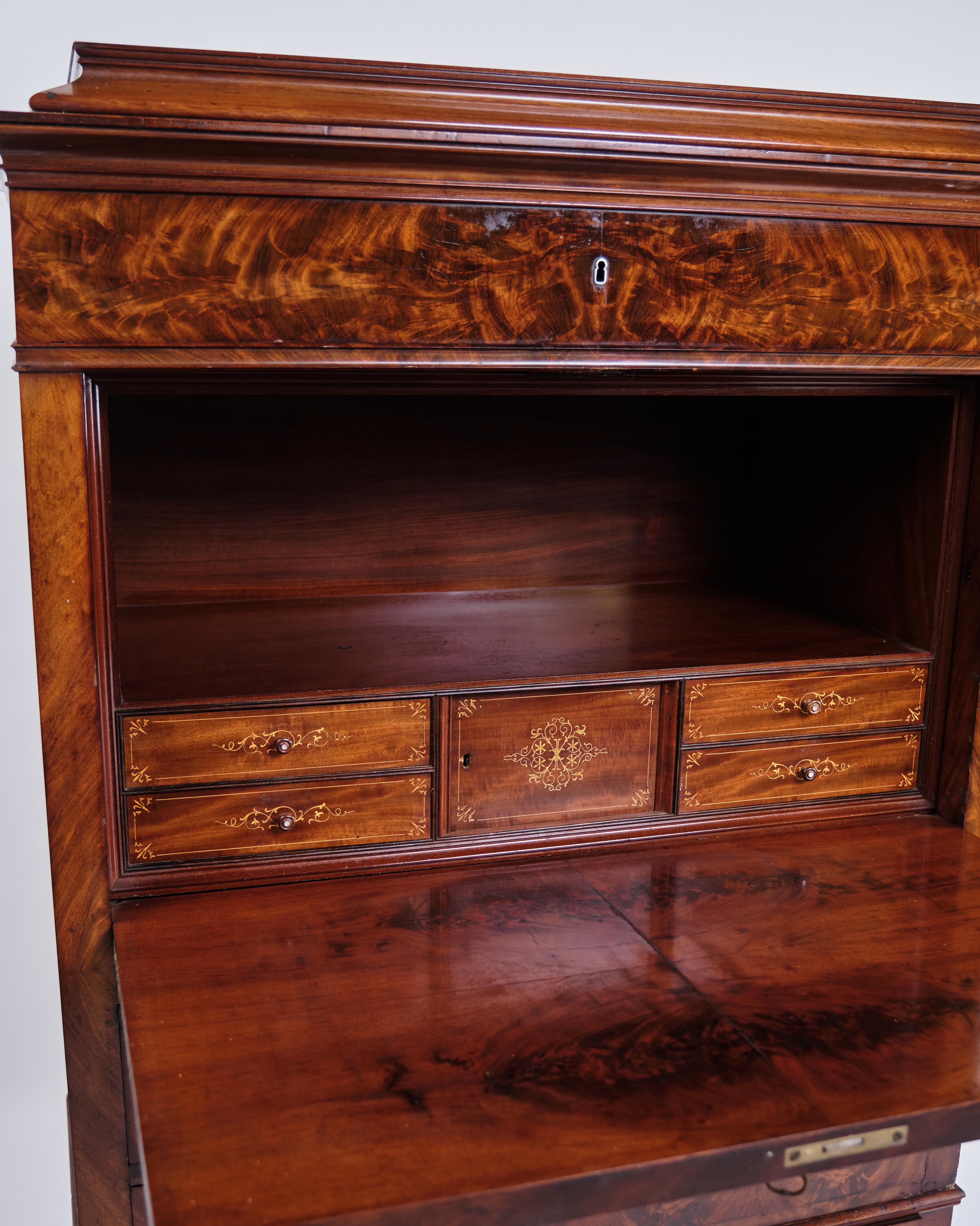 Mid-Century moderno Segretaria a quattro cassetti in mogano con struttura ad intarsio e fiamma in vendita