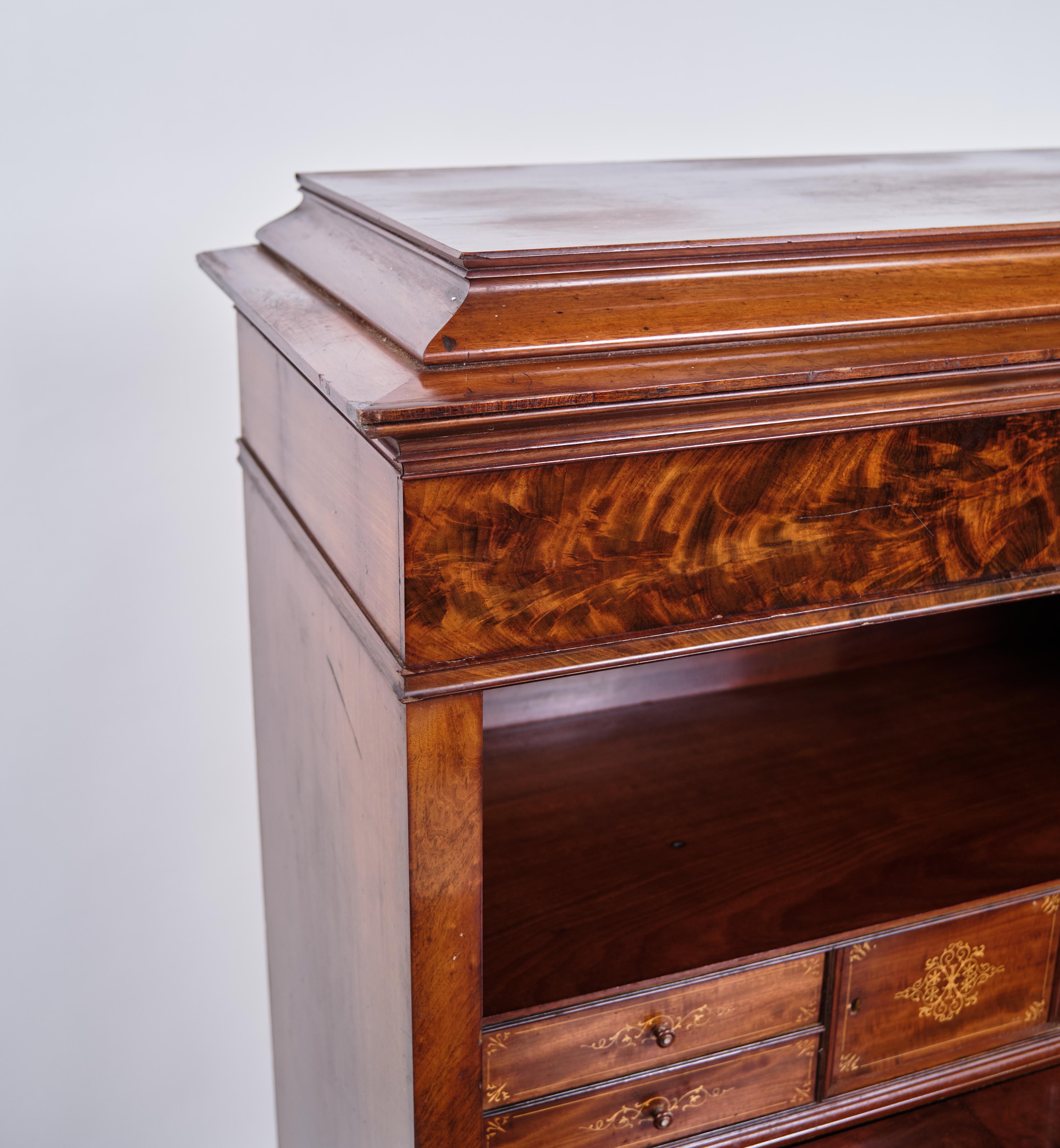 Danese Segretaria a quattro cassetti in mogano con struttura ad intarsio e fiamma in vendita