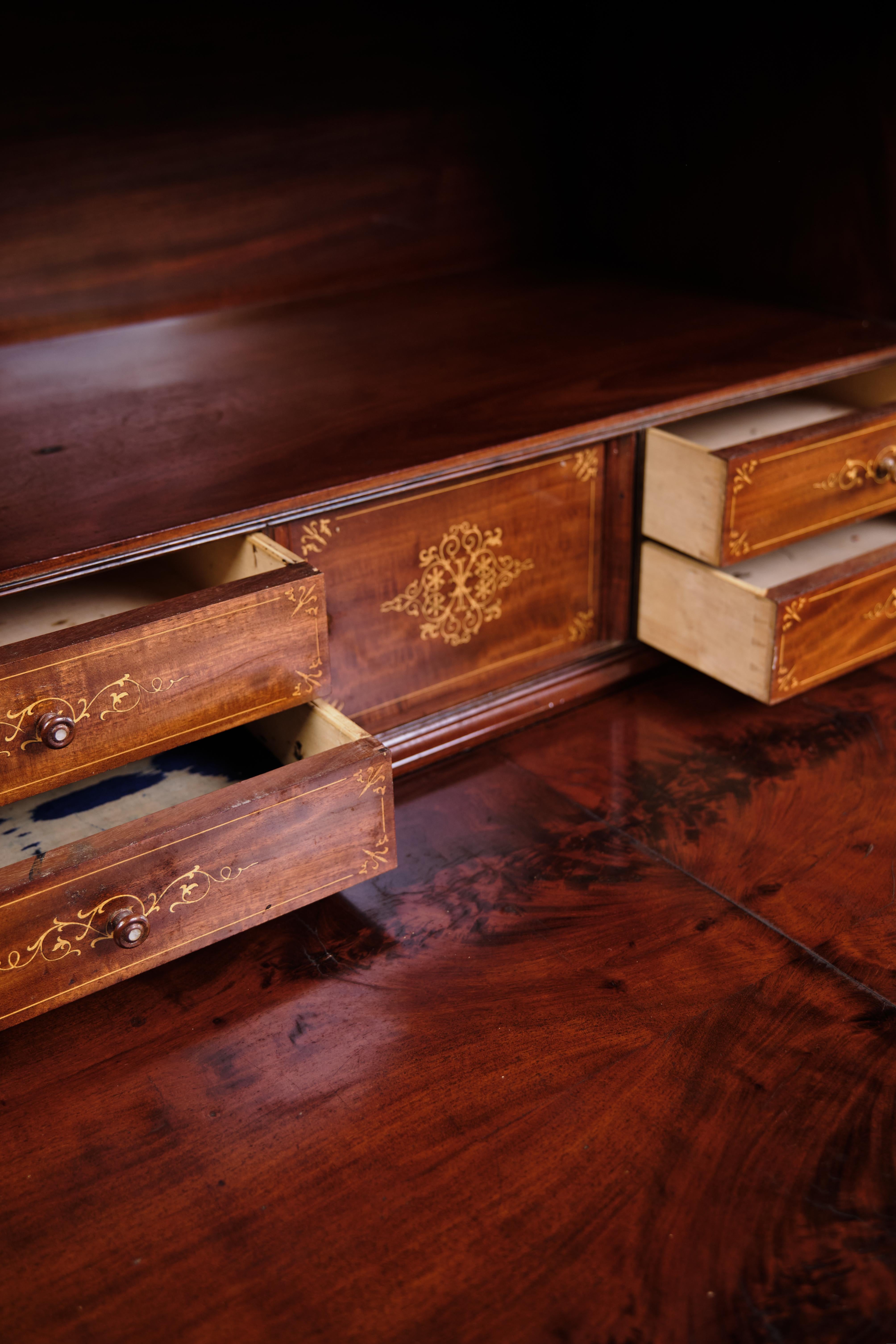 Segretaria a quattro cassetti in mogano con struttura ad intarsio e fiamma In condizioni buone in vendita a Lejre, DK