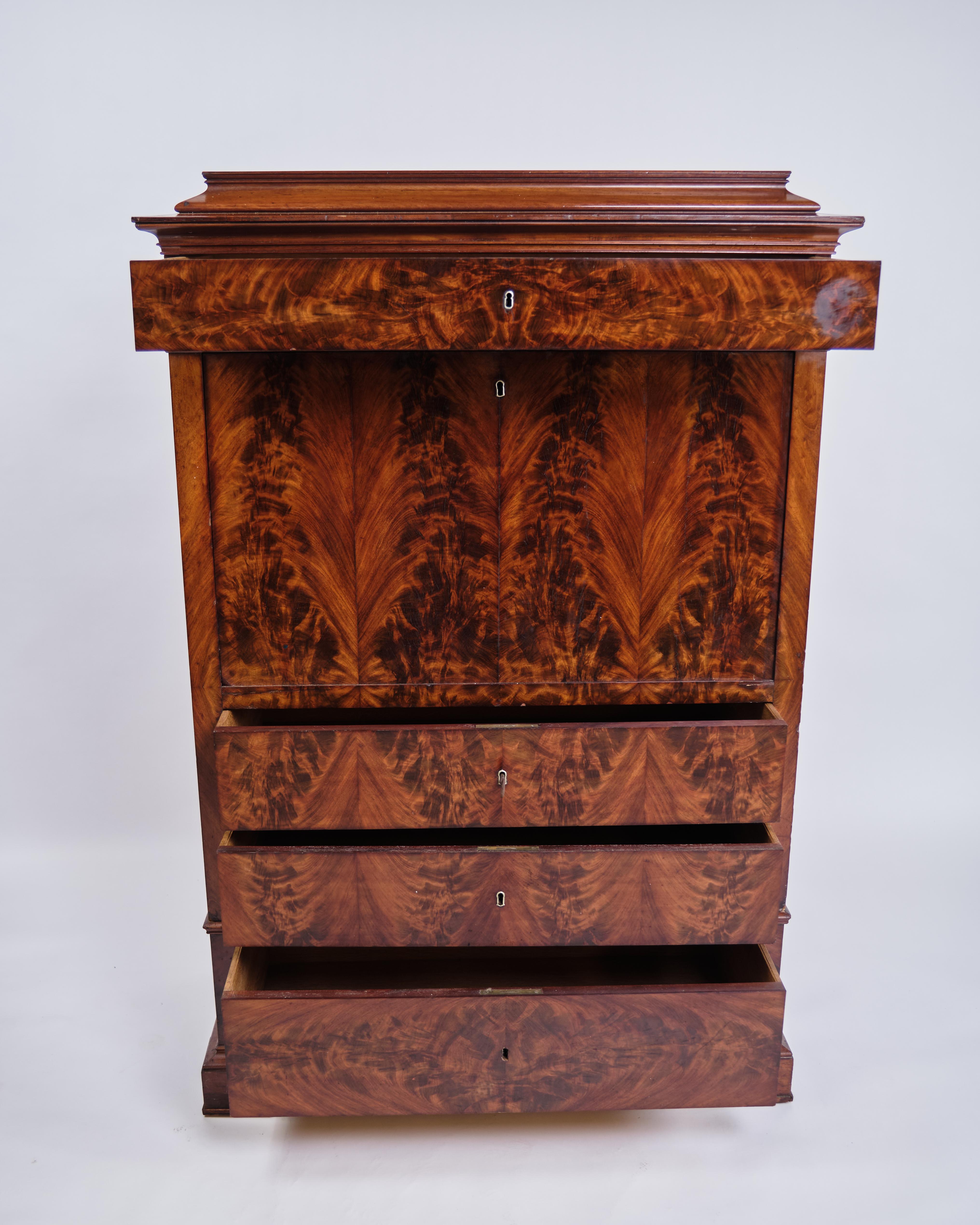 Metà XIX secolo Segretaria a quattro cassetti in mogano con struttura ad intarsio e fiamma in vendita