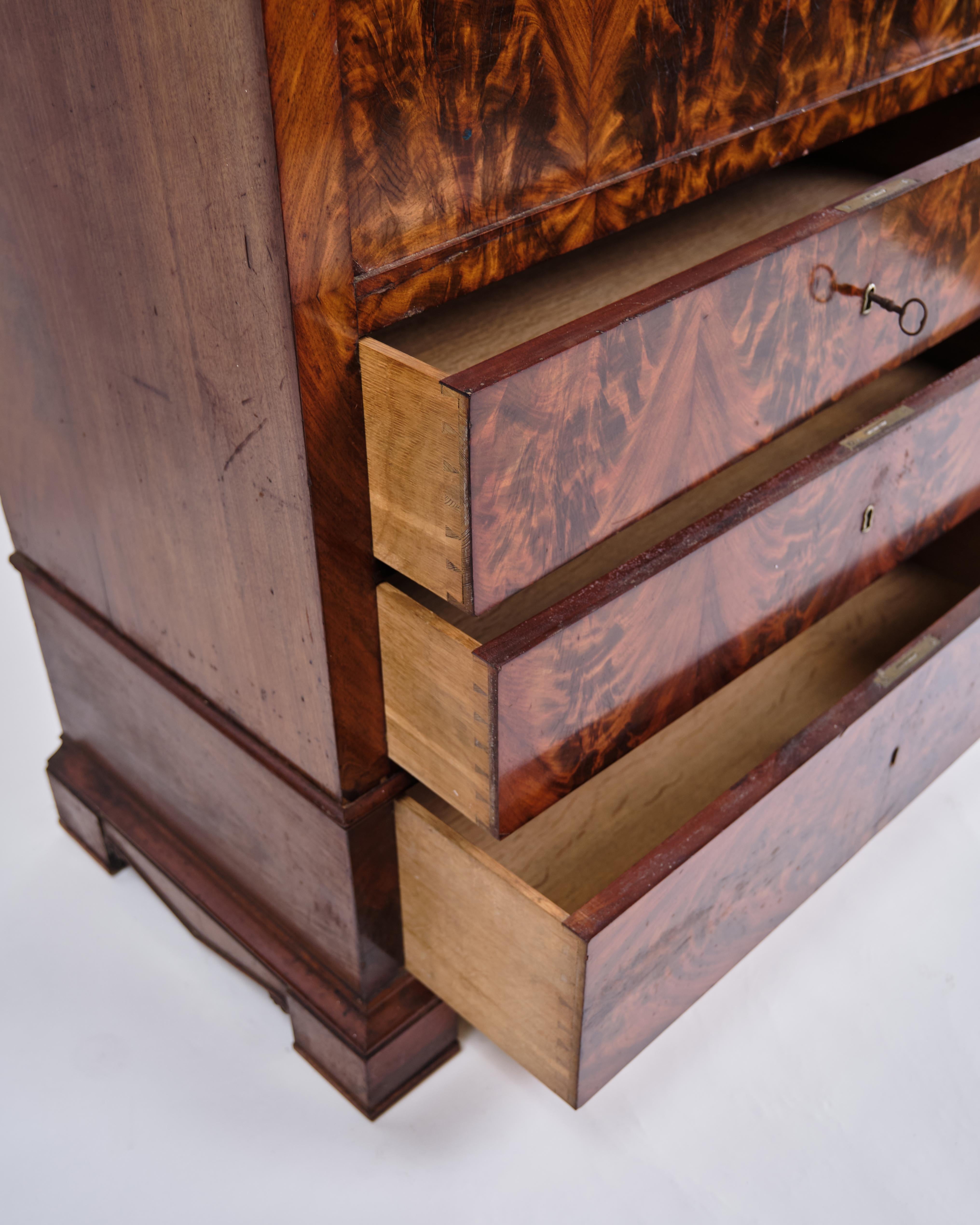 Mogano Segretaria a quattro cassetti in mogano con struttura ad intarsio e fiamma in vendita