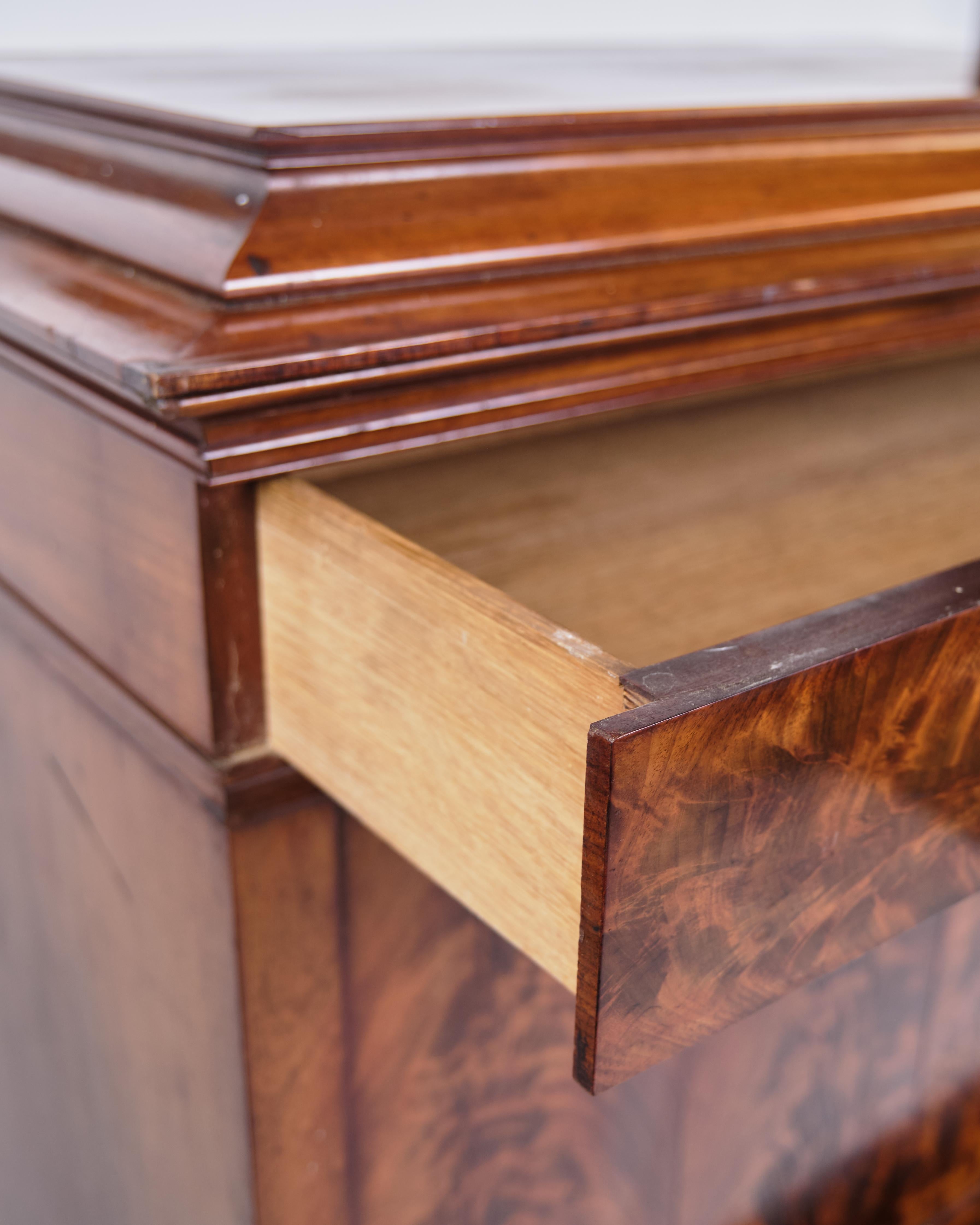 Segretaria a quattro cassetti in mogano con struttura ad intarsio e fiamma in vendita 1