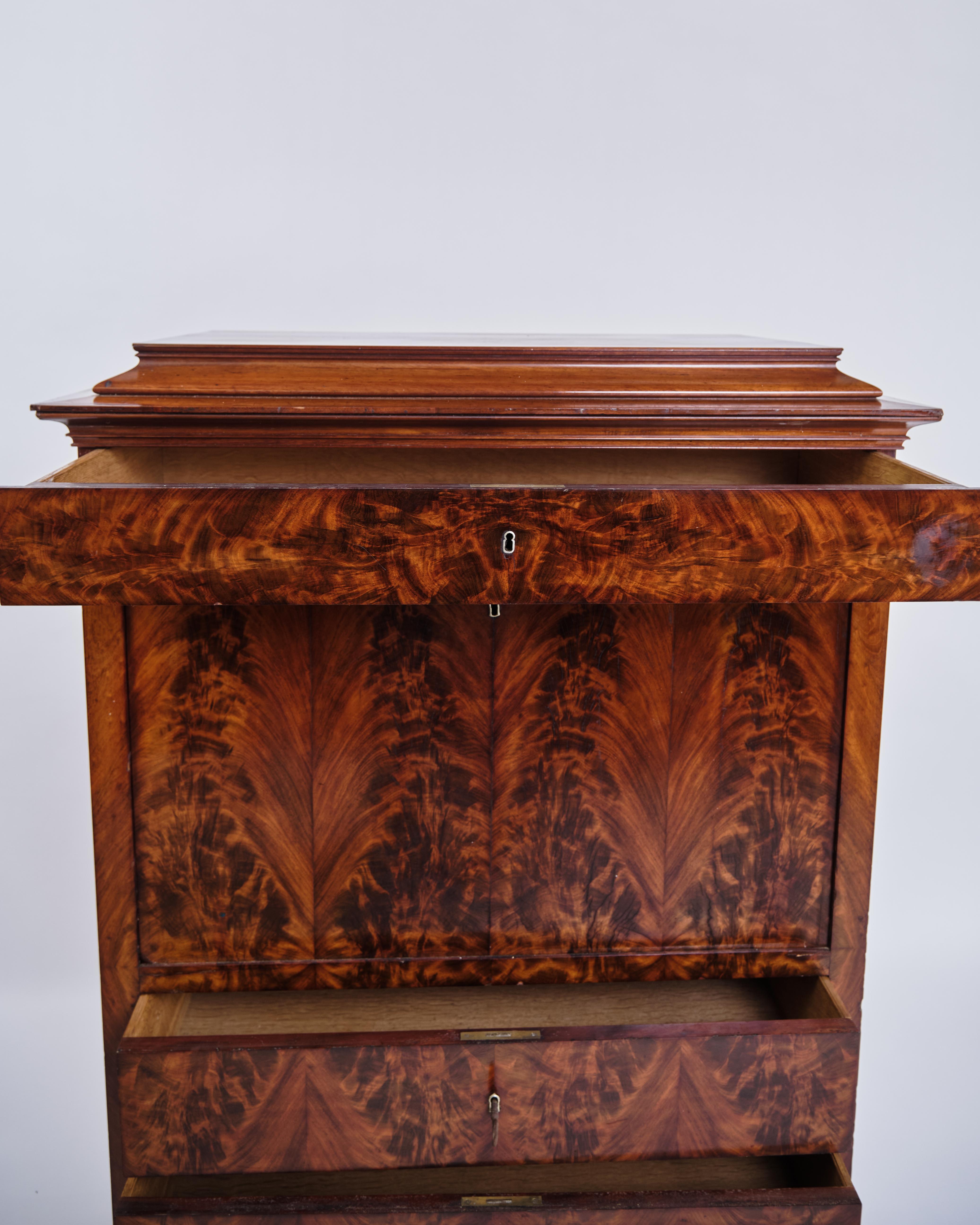 Segretaria a quattro cassetti in mogano con struttura ad intarsio e fiamma in vendita 2