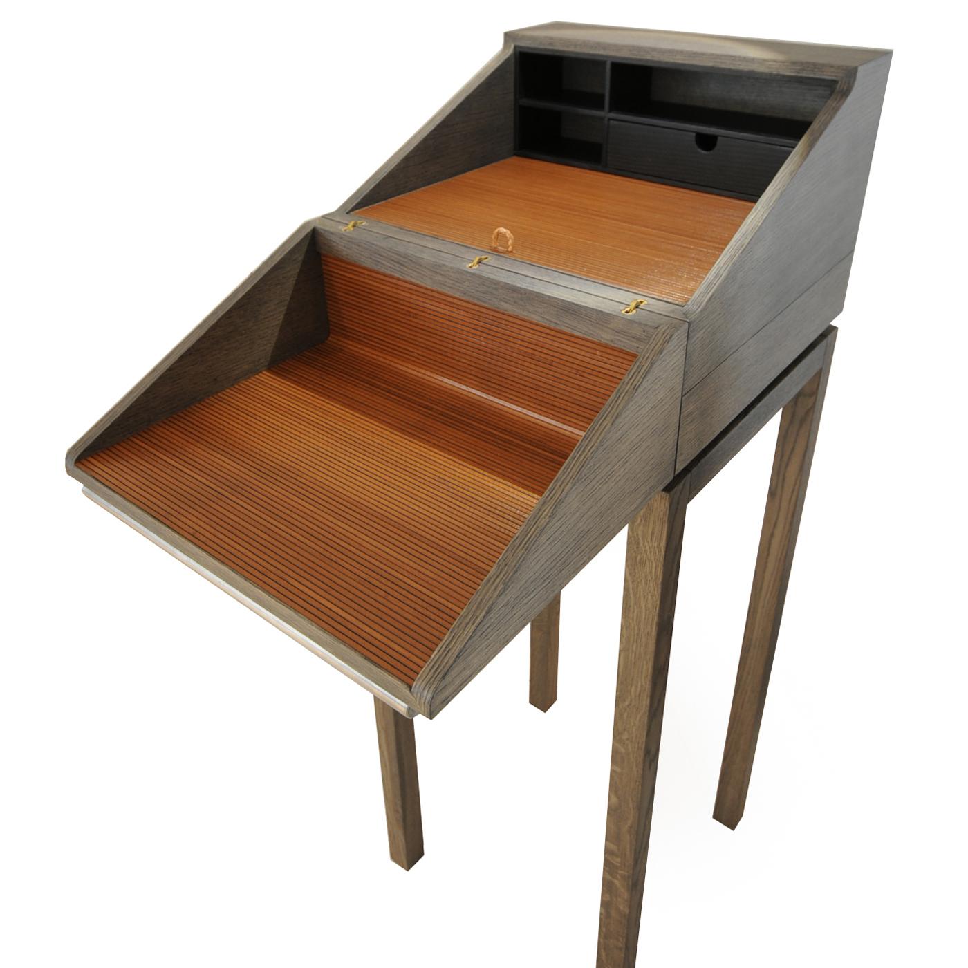 Dieser atemberaubende, klassisch inspirierte Schreibtisch ist ein zeitloses, funktionales Dekorationsstück, das jedes Interieur aufwertet. Die aus gebeiztem Eichenholz gefertigte Platte hat die Form eines stabilen Kastens, der verschlossen werden