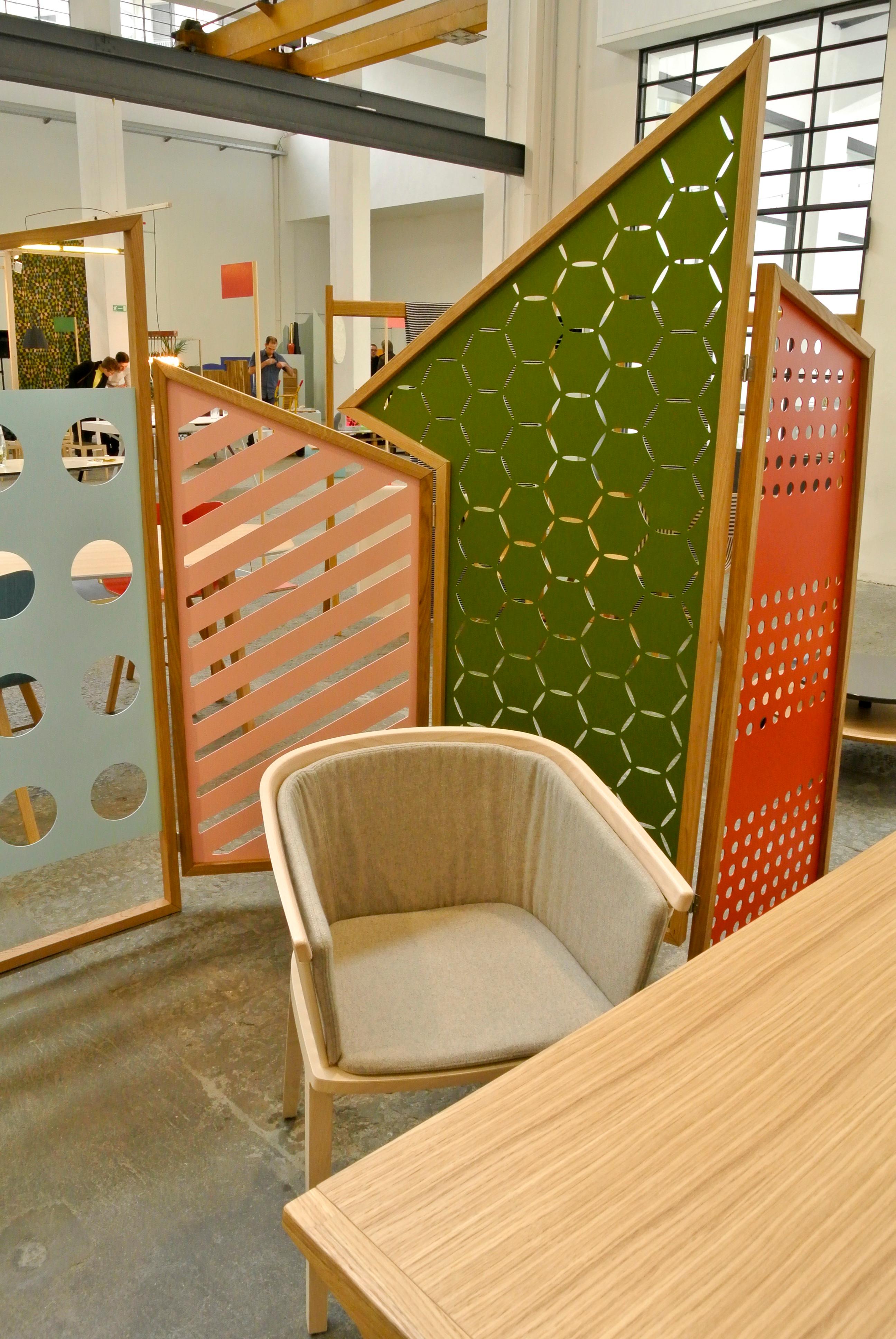 Zeitgenössischer Sessel „Contemporary Design Made in Italy“, Sessel aus gelbem Buchenfilz mit Kissen im Angebot 2