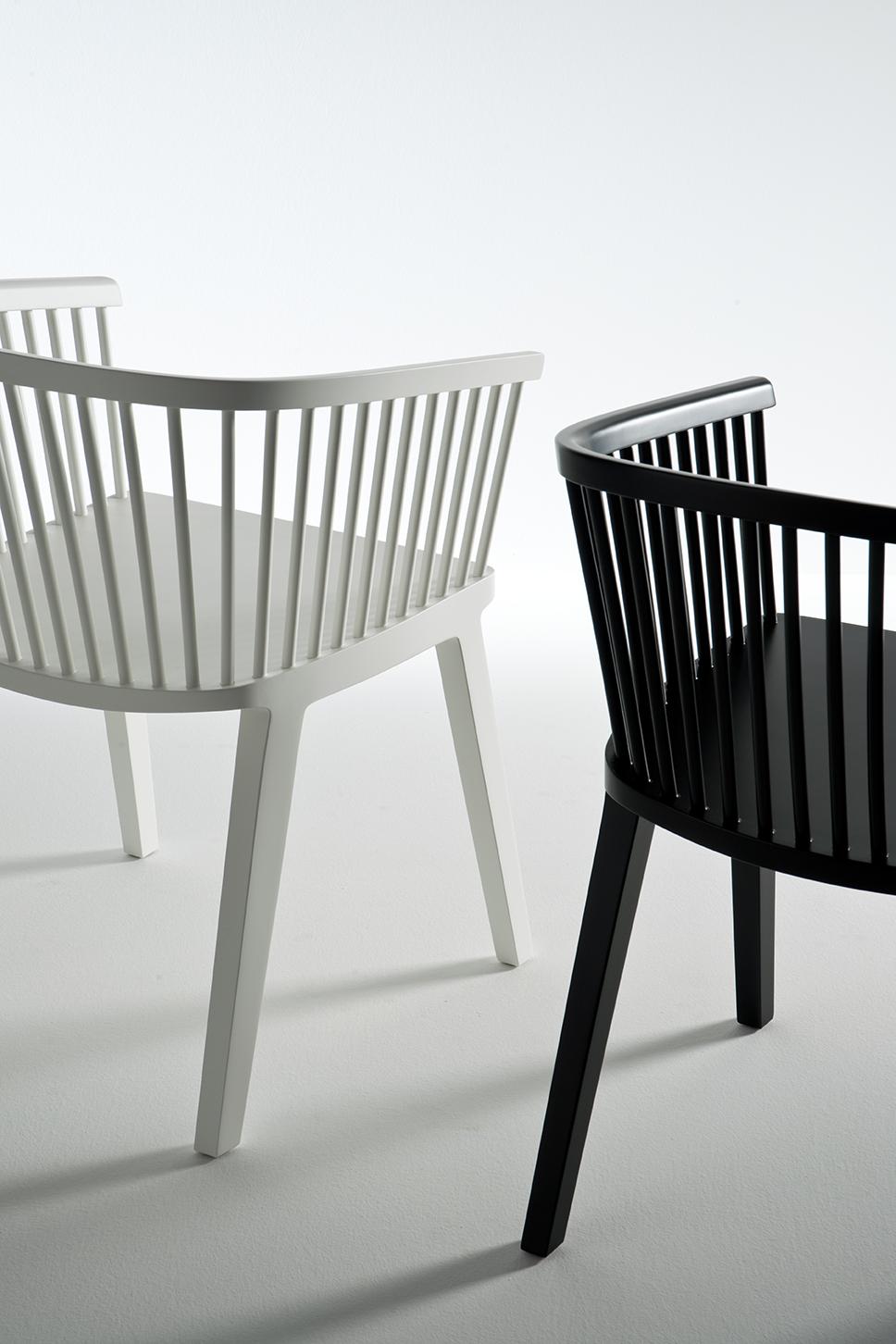 Zeitgenössischer Sessel „Contemporary“ aus Buchenholz, blauem Samt-Kissen, hergestellt in Italien im Angebot 1