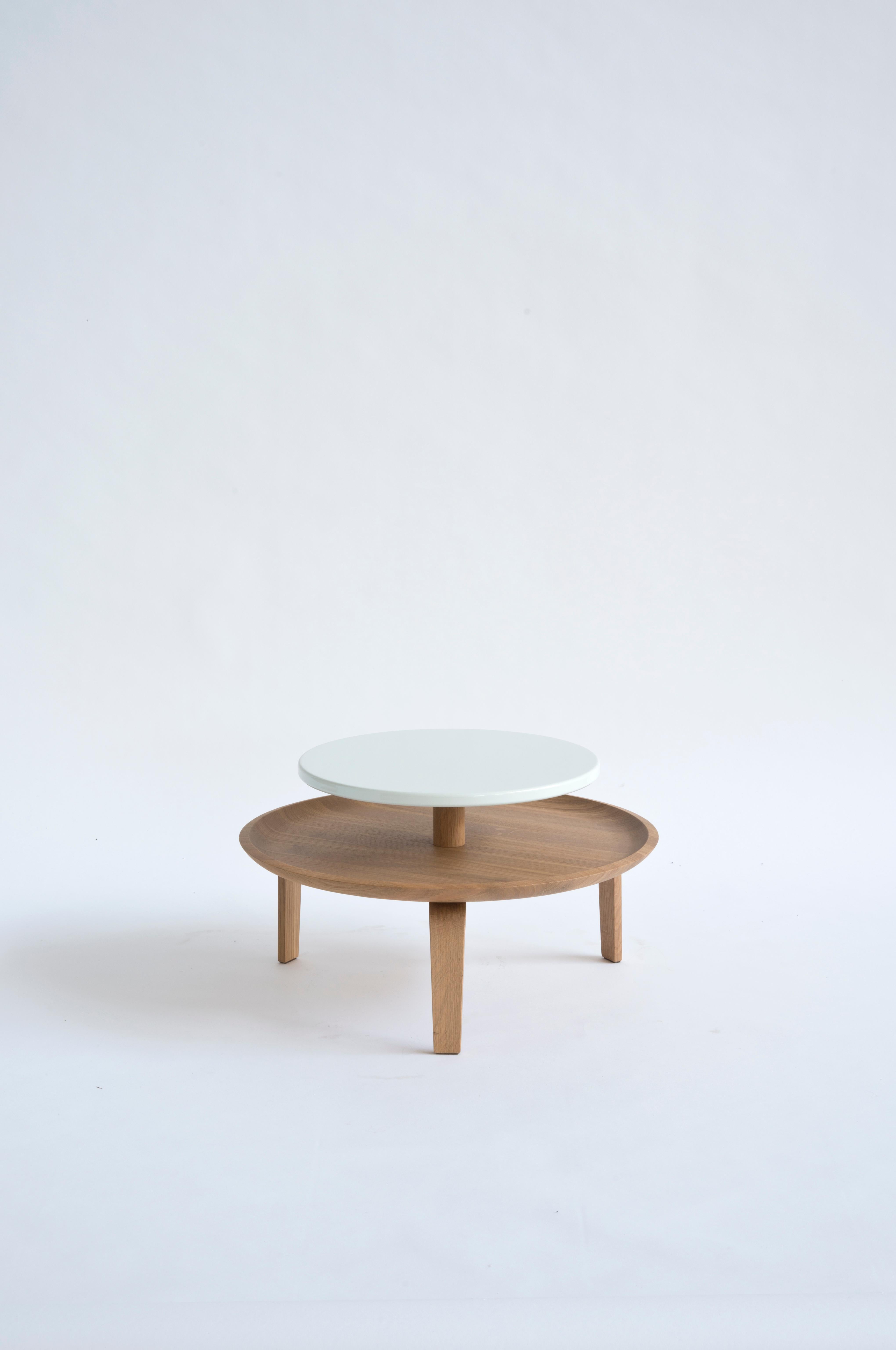 Table basse ronde Secreto par Col, chêne naturel et plateau laqué noir en vente 9