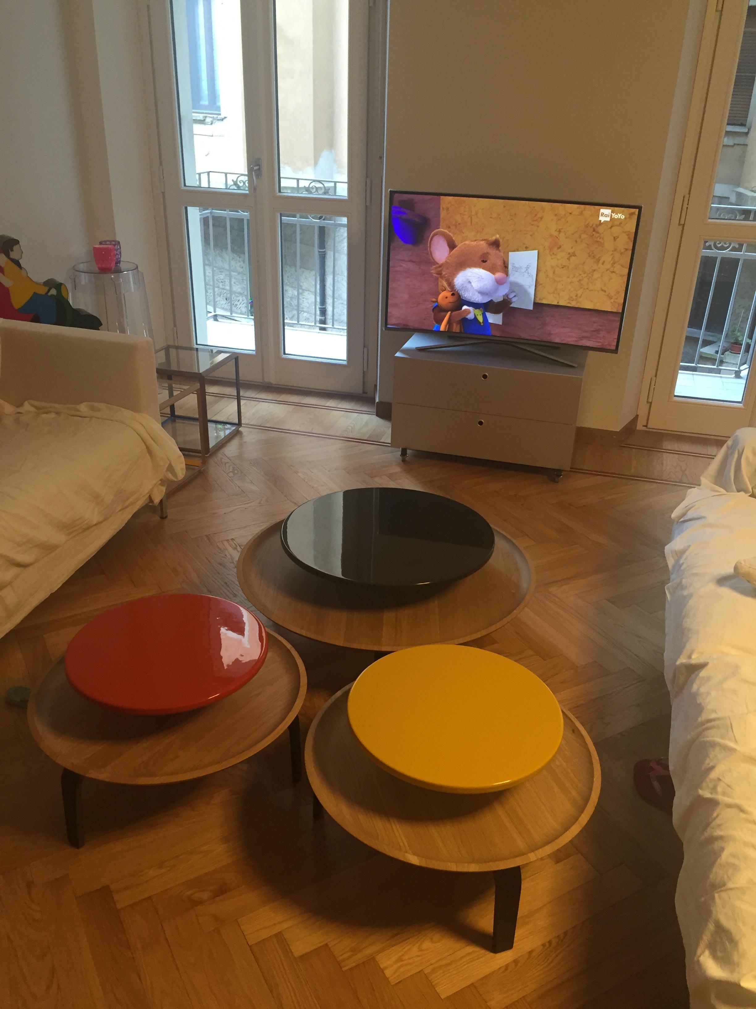 Modern Secreto Round Coffee Table by Colé, Natural Oak and Black Lacquered Top