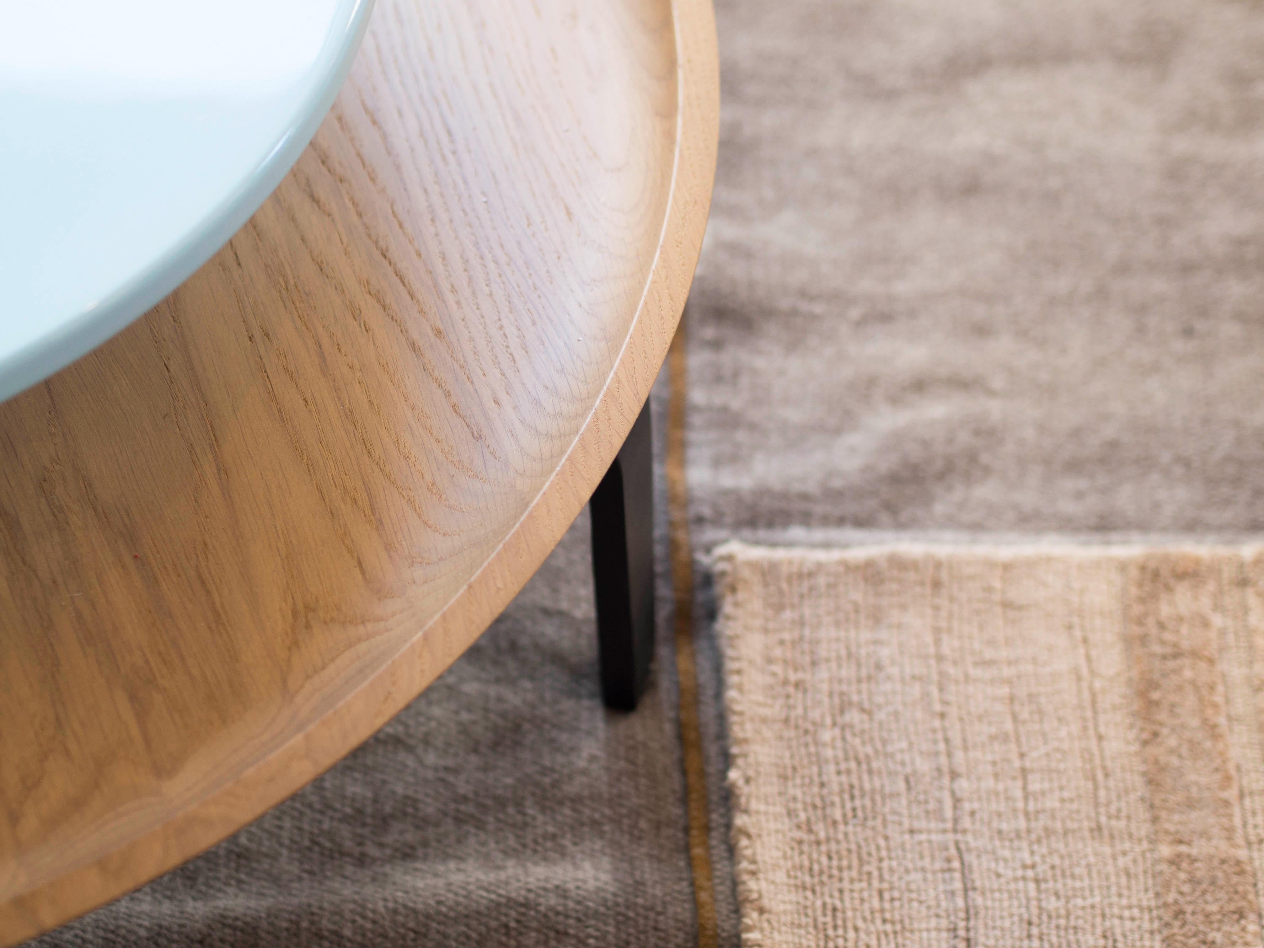 Tavolino rotondo Secreto di Colé, Rovere naturale e piano laccato nero In condizioni Nuovo in vendita a Milan, Lombardy