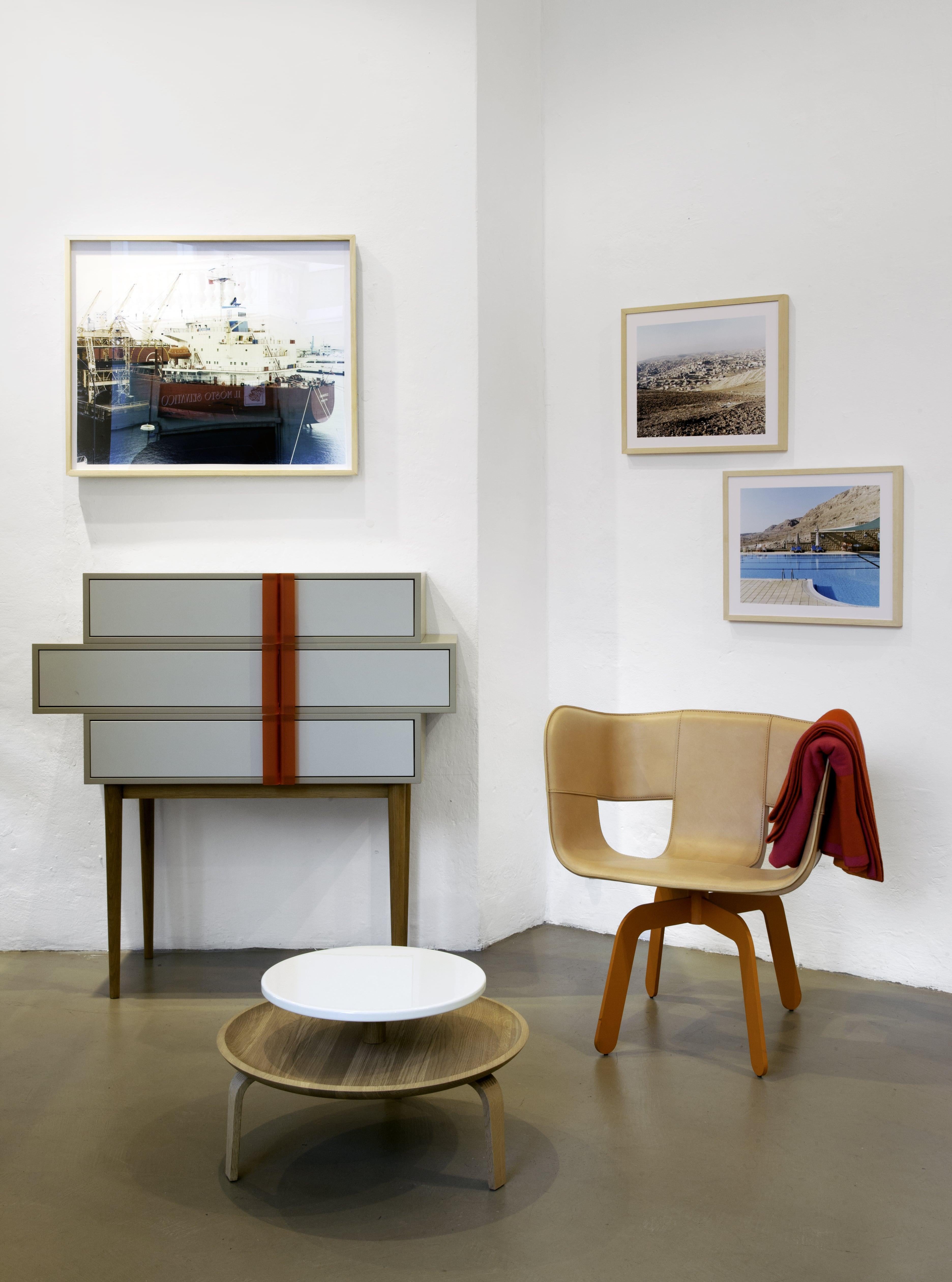 Table basse ronde Secreto par Col, chêne naturel et plateau laqué noir en vente 1