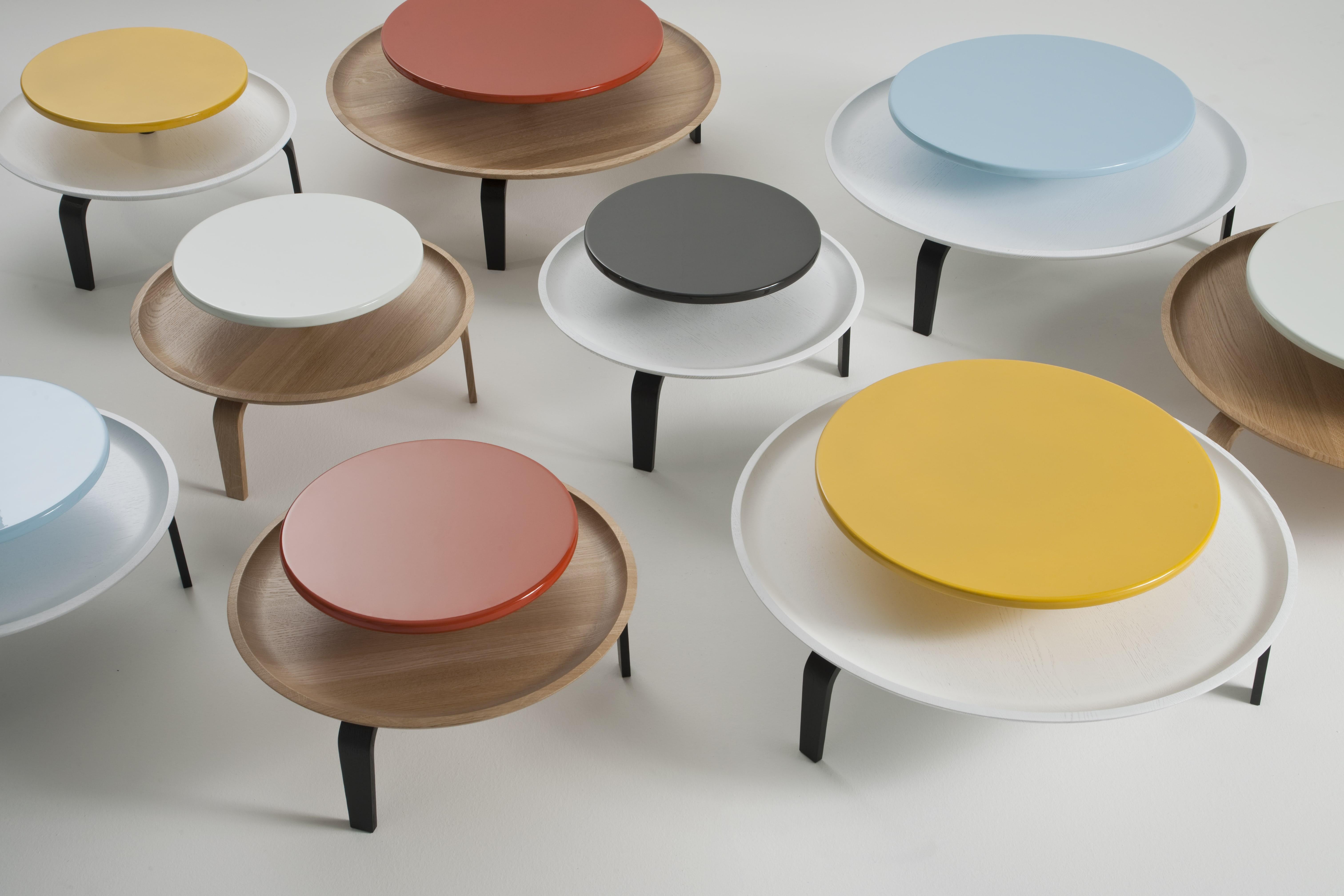 Laque Table basse ronde Secreto par Col, plateau en chêne naturel et laqué orange en vente