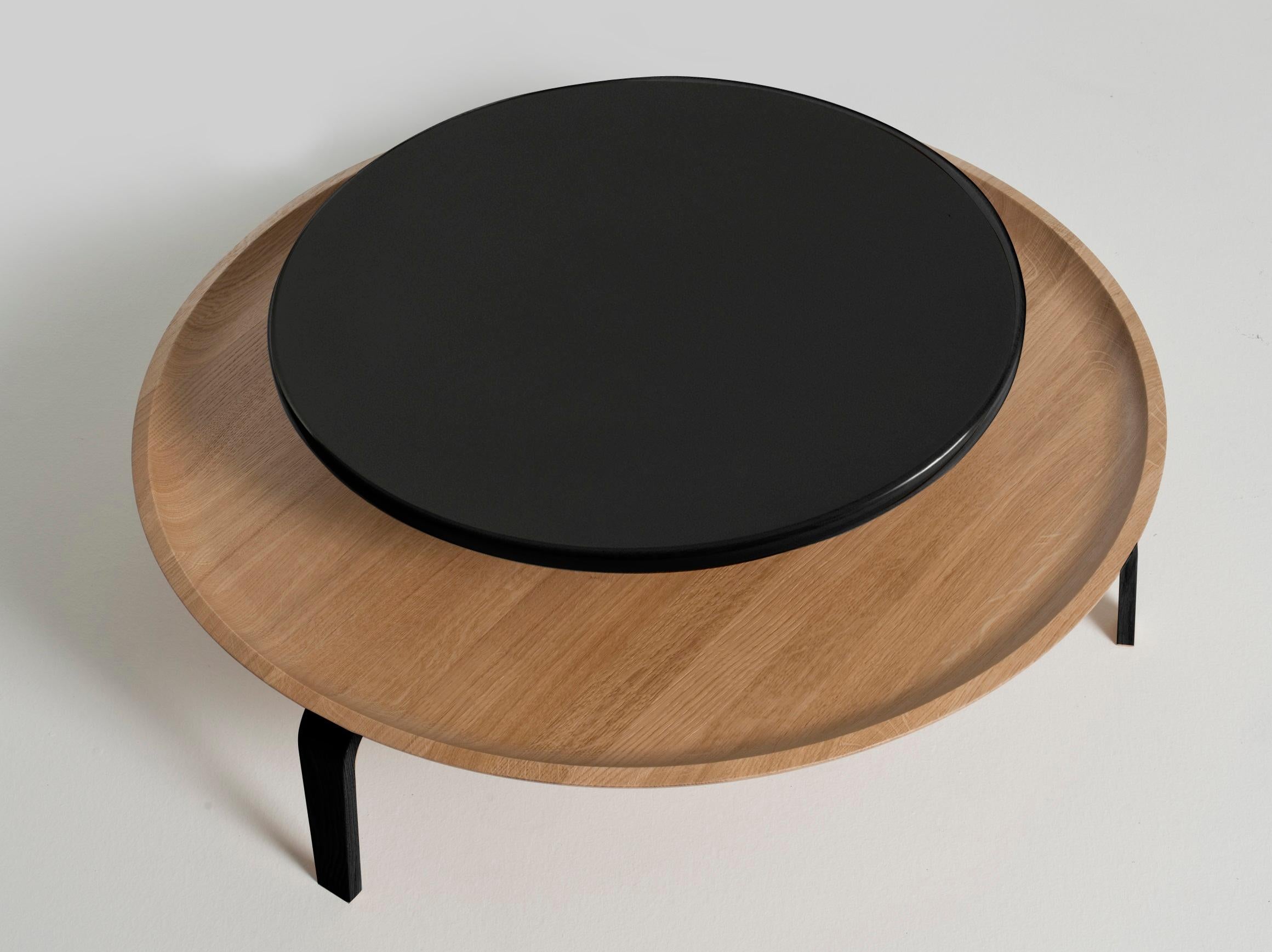 Tavolino rotondo Secreto di Colé, rovere naturale e piano laccato bianco in vendita 4