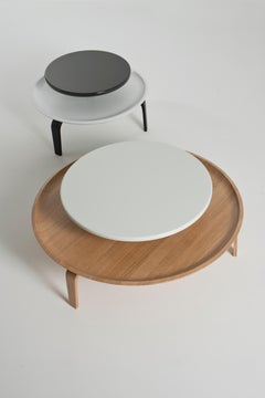 Table basse ronde Secreto par Colé, Chêne Naturel et plateau laqué blanc